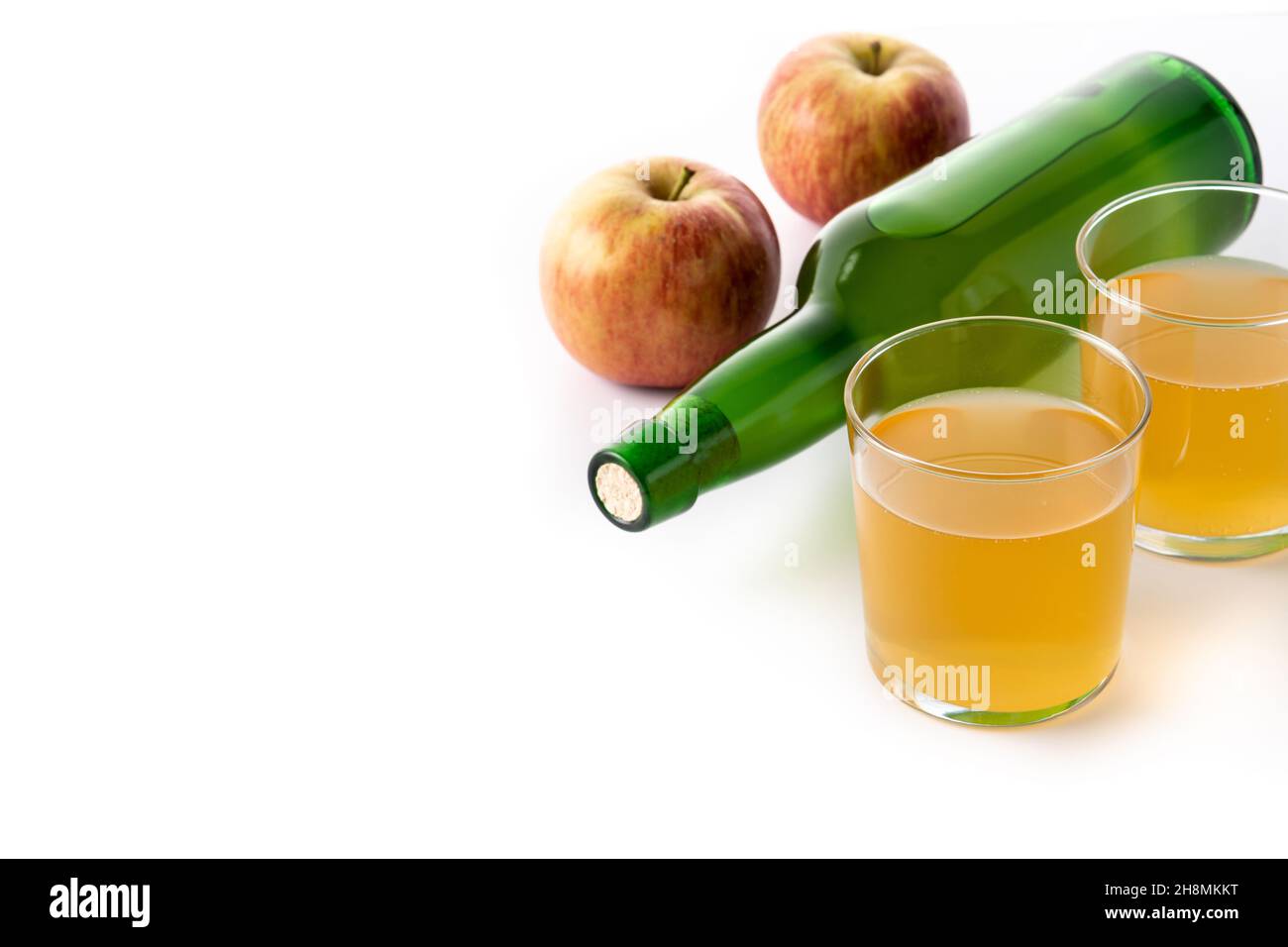 Boisson au cidre de pomme isolée sur fond blanc Banque D'Images