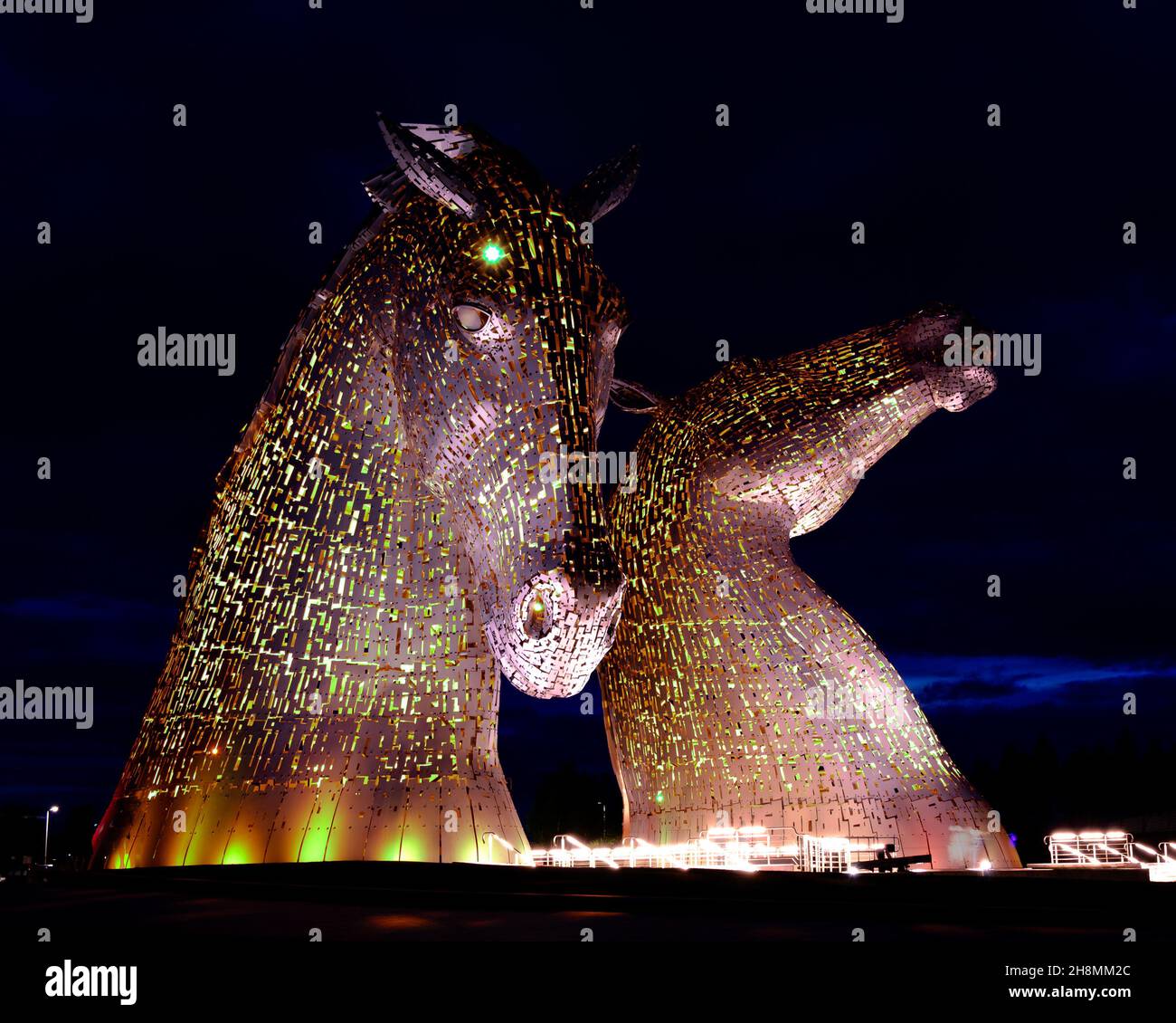 The Kelpies - grandes statues de Horse Heads qui représentent les esprits de l'eau, illuminées par les lumières environnantes la nuit - Falkirk, Écosse, Royaume-Uni Banque D'Images