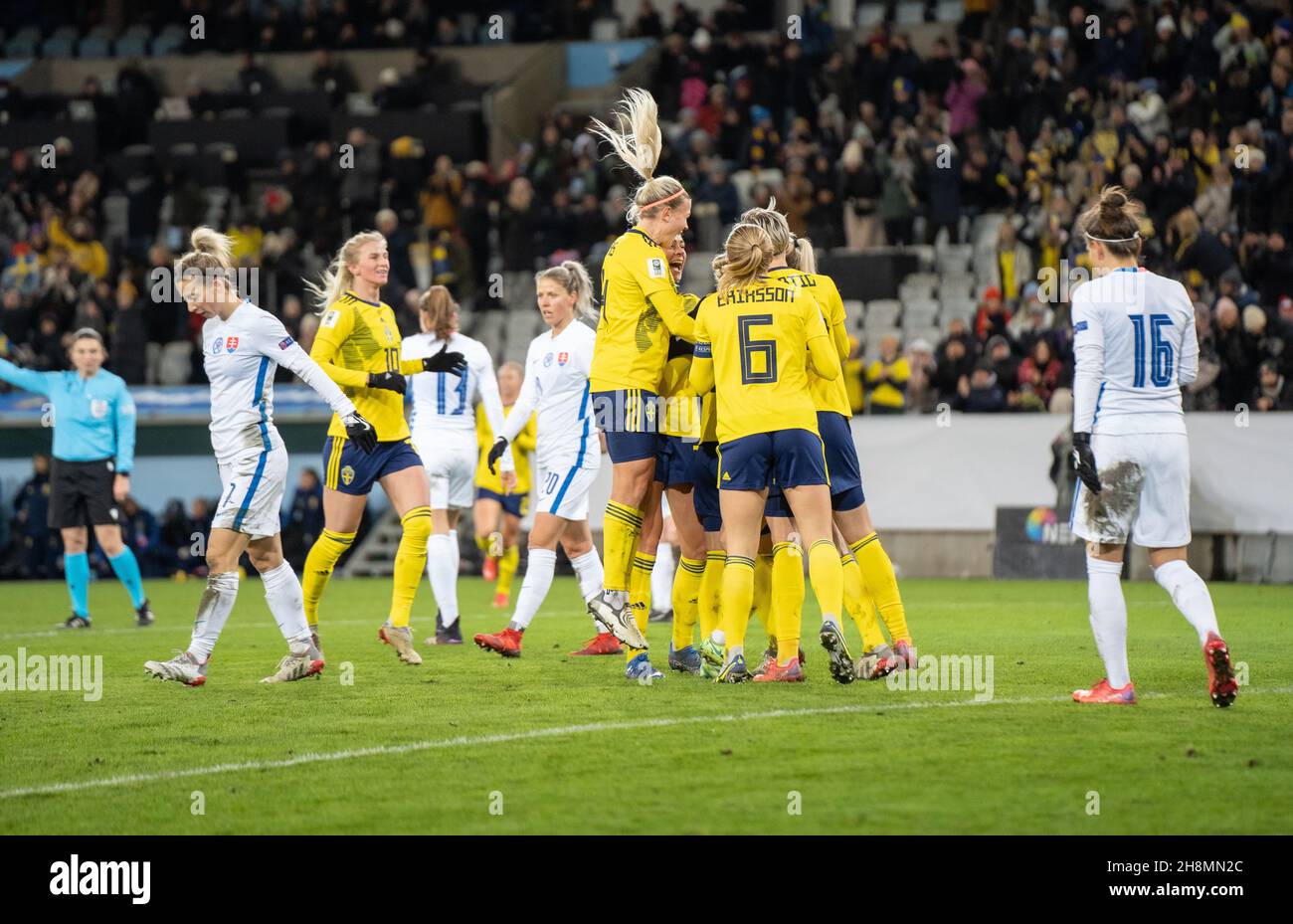 Malmoe, Suède.30 novembre 2021.Amanda Ilestedt (13) de Suède a obtenu des scores pour 3-0 lors de la qualification féminine de coupe du monde entre la Suède et la Slovaquie au nouveau stade de Malmö à Malmoe.(Crédit photo : Gonzales photo/Alamy Live News Banque D'Images