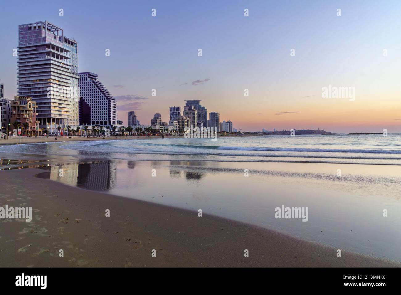 Vue sur le littoral de tel-Aviv et de la vieille ville de Jaffa au coucher du soleil.Maintenant tel-Aviv-Yafo, Israël Banque D'Images