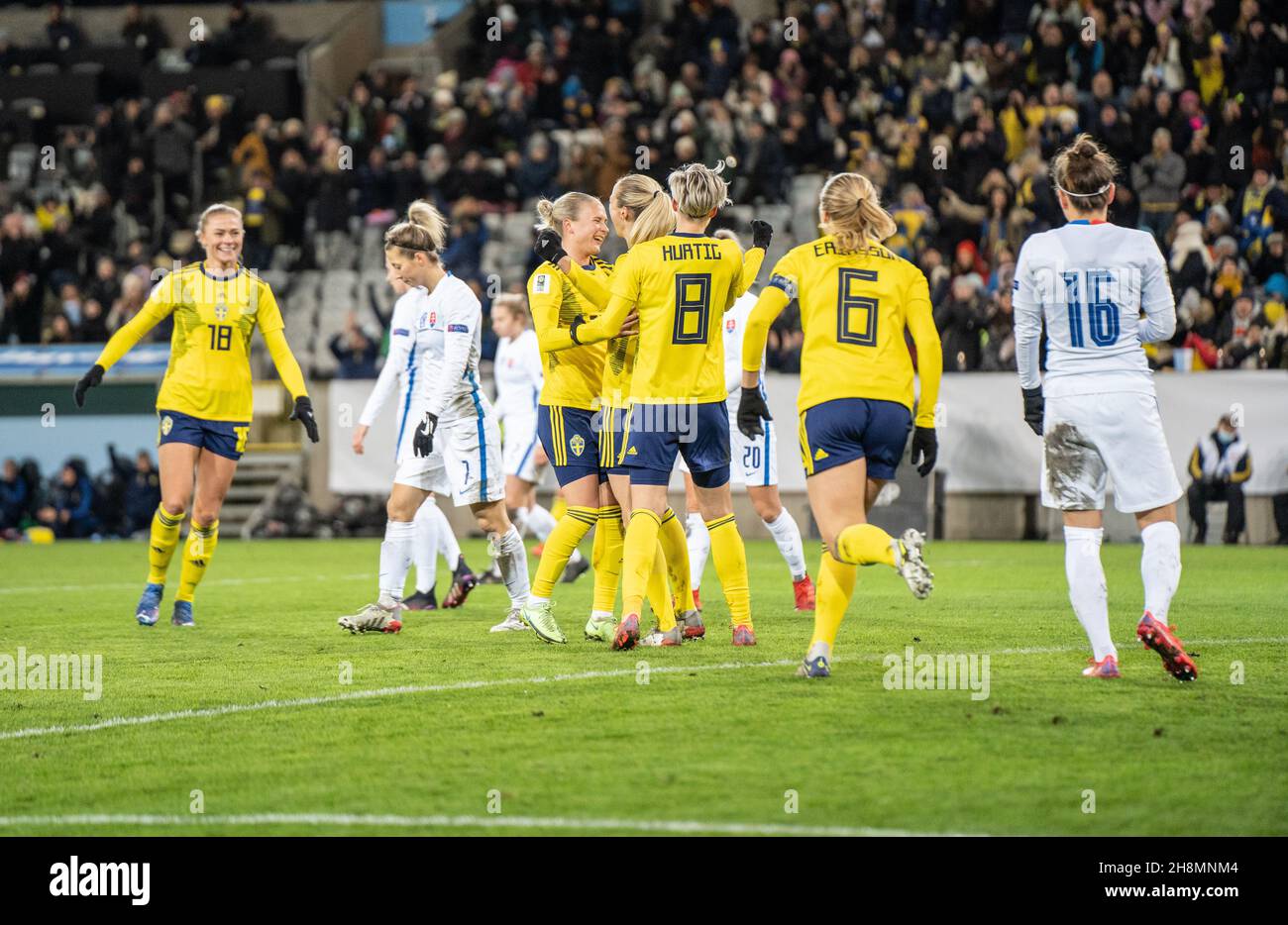 Malmoe, Suède.30 novembre 2021.Amanda Ilestedt (13) de Suède a obtenu des scores pour 3-0 lors de la qualification féminine de coupe du monde entre la Suède et la Slovaquie au nouveau stade de Malmö à Malmoe.(Crédit photo : Gonzales photo/Alamy Live News Banque D'Images