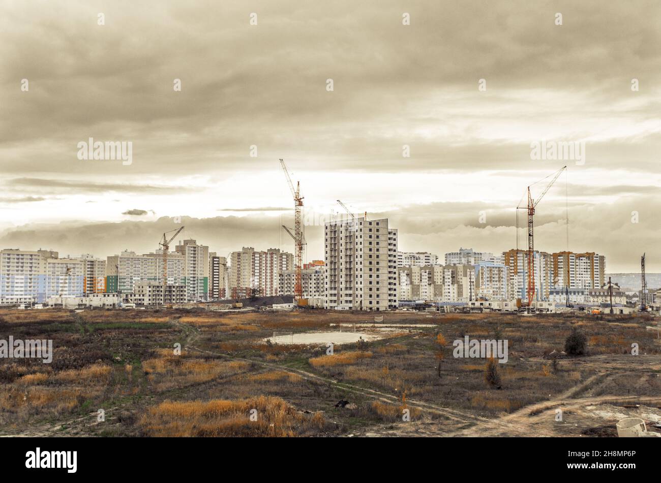 Grues et nouveaux bâtiments résidentiels modernes Banque D'Images
