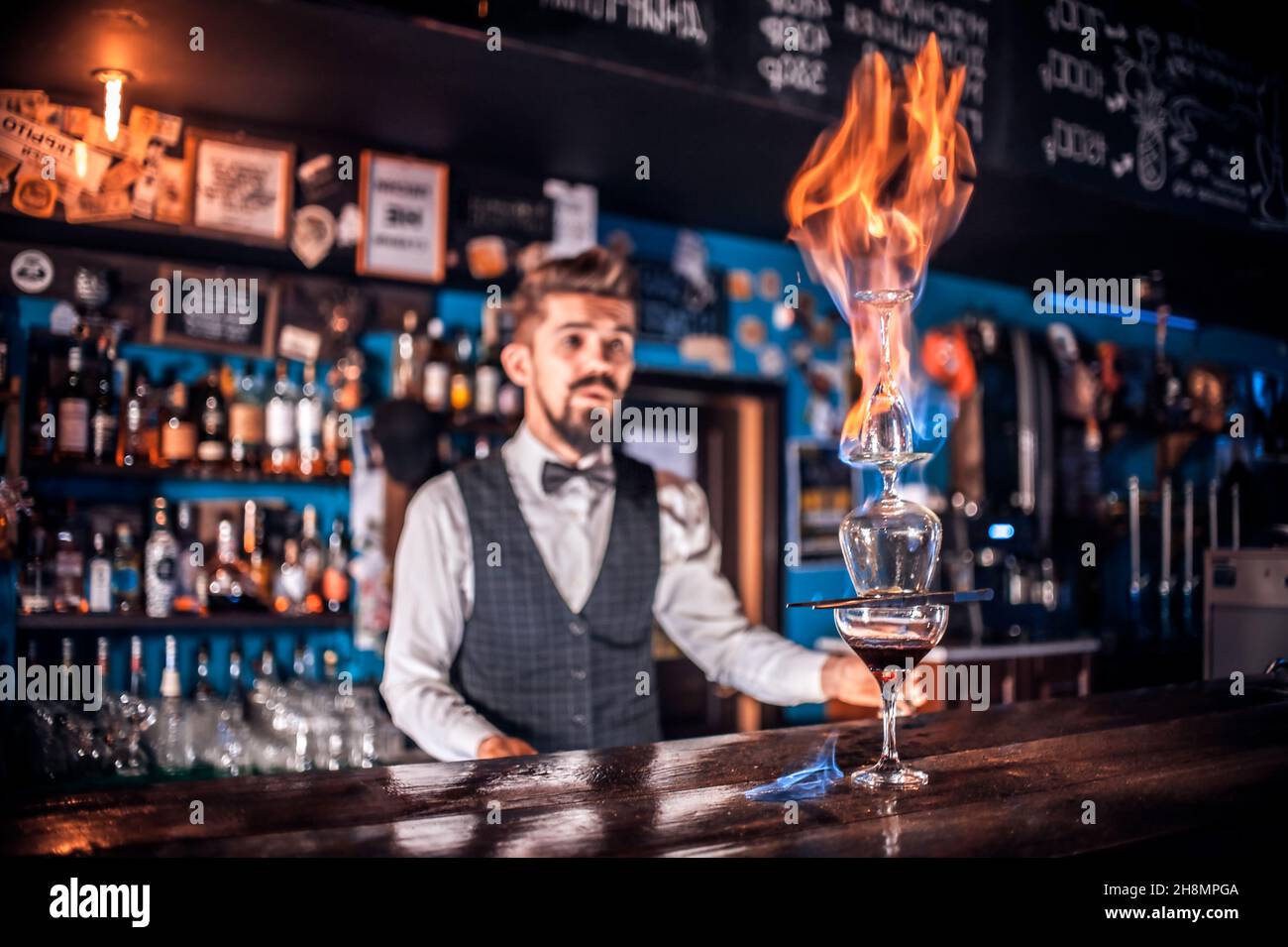 Un barman professionnel crée un cocktail dans la boîte de nuit Banque D'Images