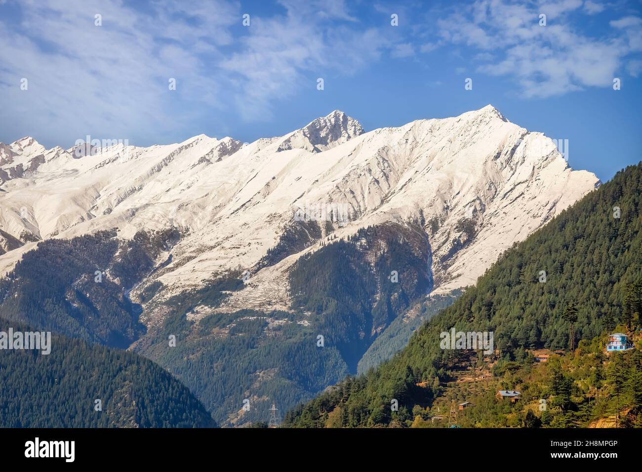 Paysage pittoresque à la station de colline de Kalpa de l'Himachal Pradesh avec des forêts sur les pentes de montagne et vue sur la majestueuse chaîne de Kinnaur Kailash Himalaya Banque D'Images