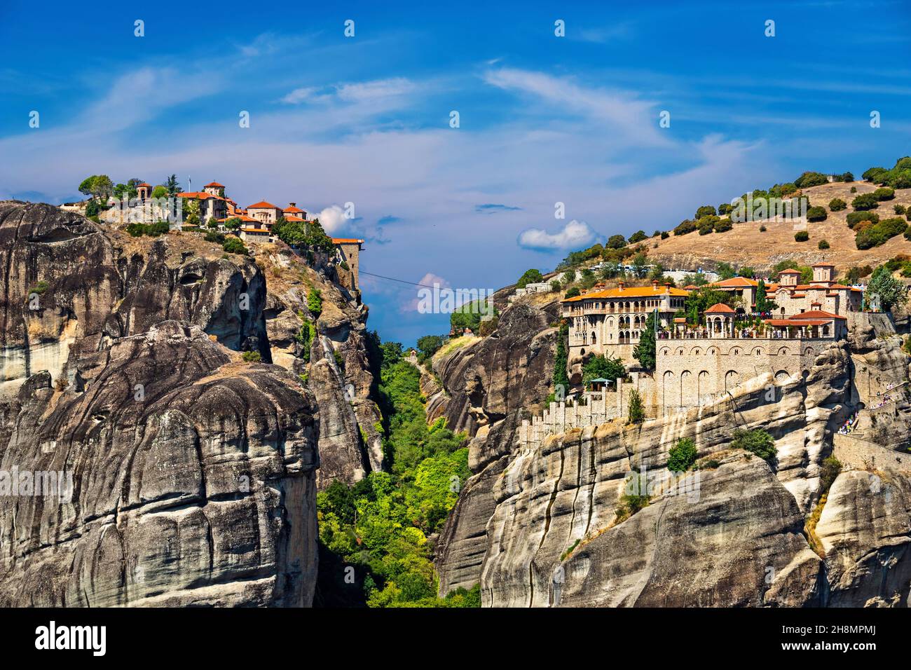 METEORA, TRIKALA, THESSALIE, GRÈCE. 2 des 6 monastères encore "actifs" de Meteora. Le Grand Meteoron (à gauche) et le monastère de Varlaam (à droite) Banque D'Images