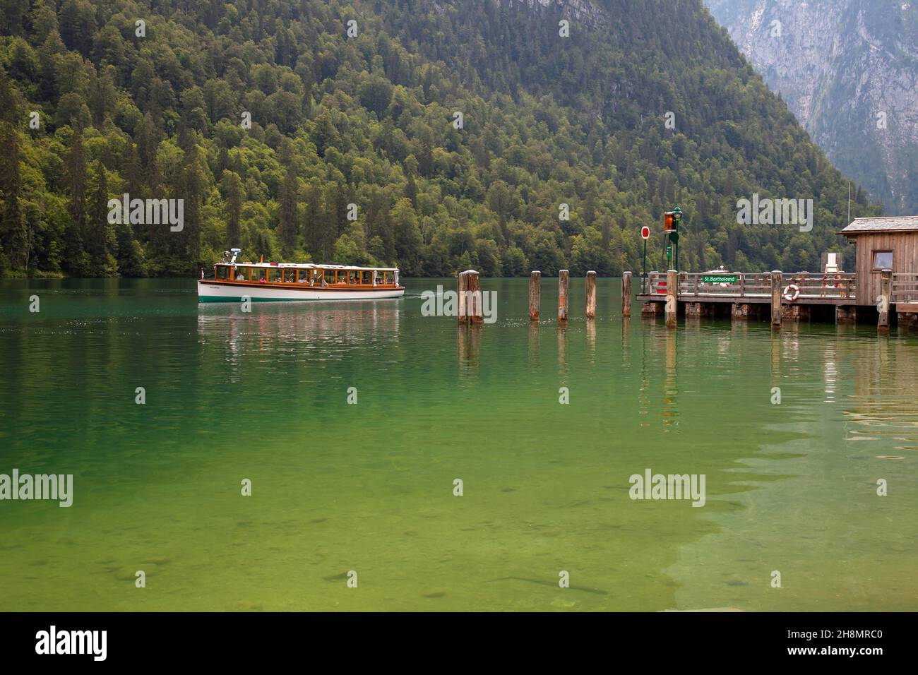 Electro-Boat, avec, touristes, sur, le,Koenigssee, Schoenau, Am, Koenigssee, Parc National,Berchtesgaden, région, Berchtesgaden, haute-Bavière Banque D'Images