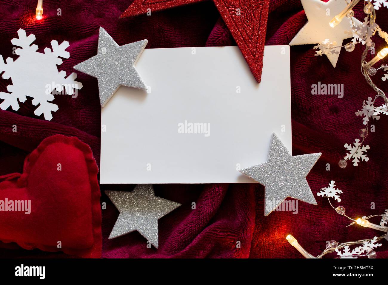 Carte de voeux vierge rouge et blanc avec décorations de Noël Banque D'Images