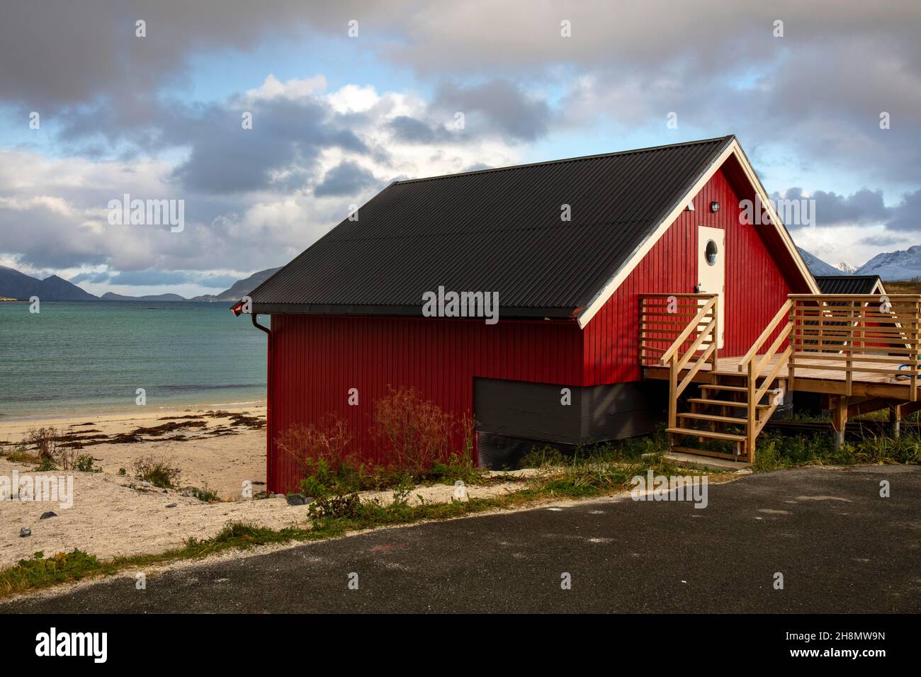 Chalet en bois rouge sur la plage, Sommaroy, Norvège Banque D'Images