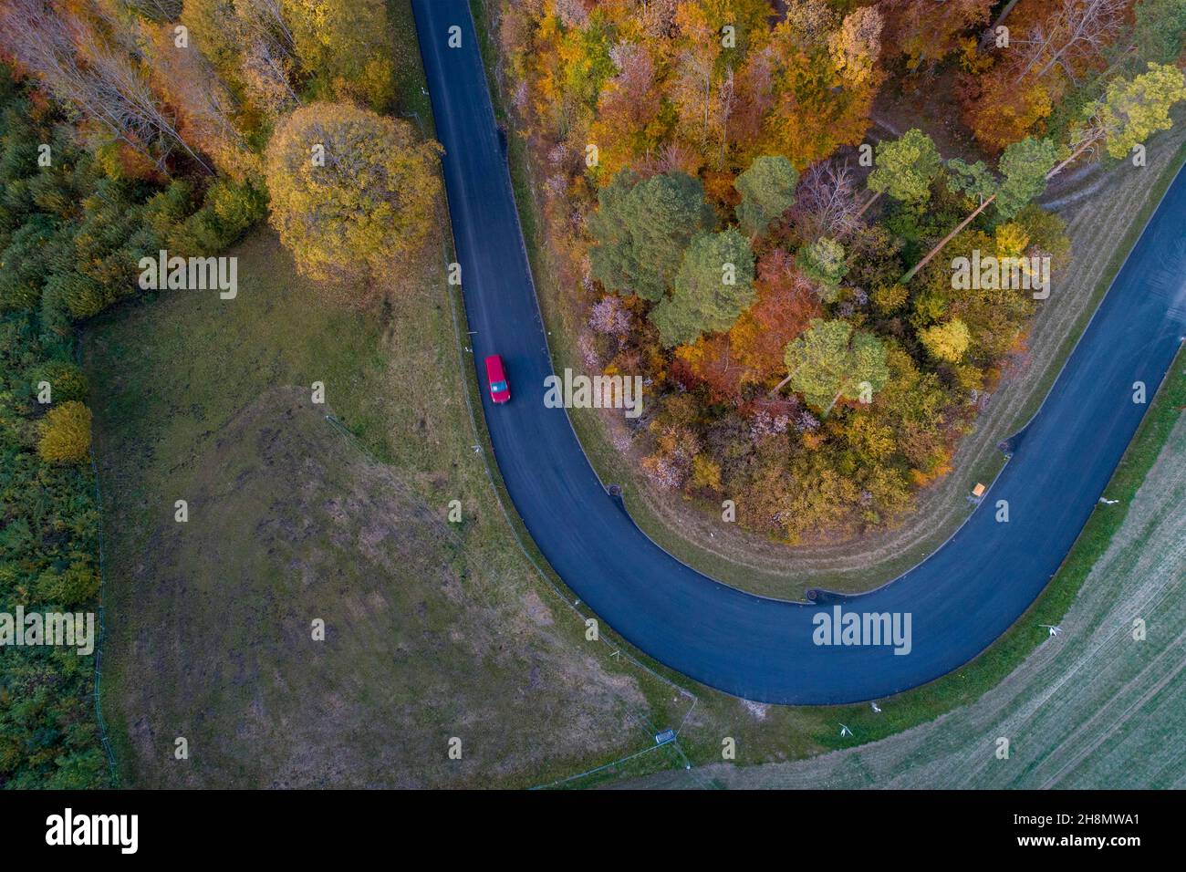 Vue d'une petite route de montagne en automne, tir de drone, Eptingen, Bâle-Landschaft, Suisse Banque D'Images