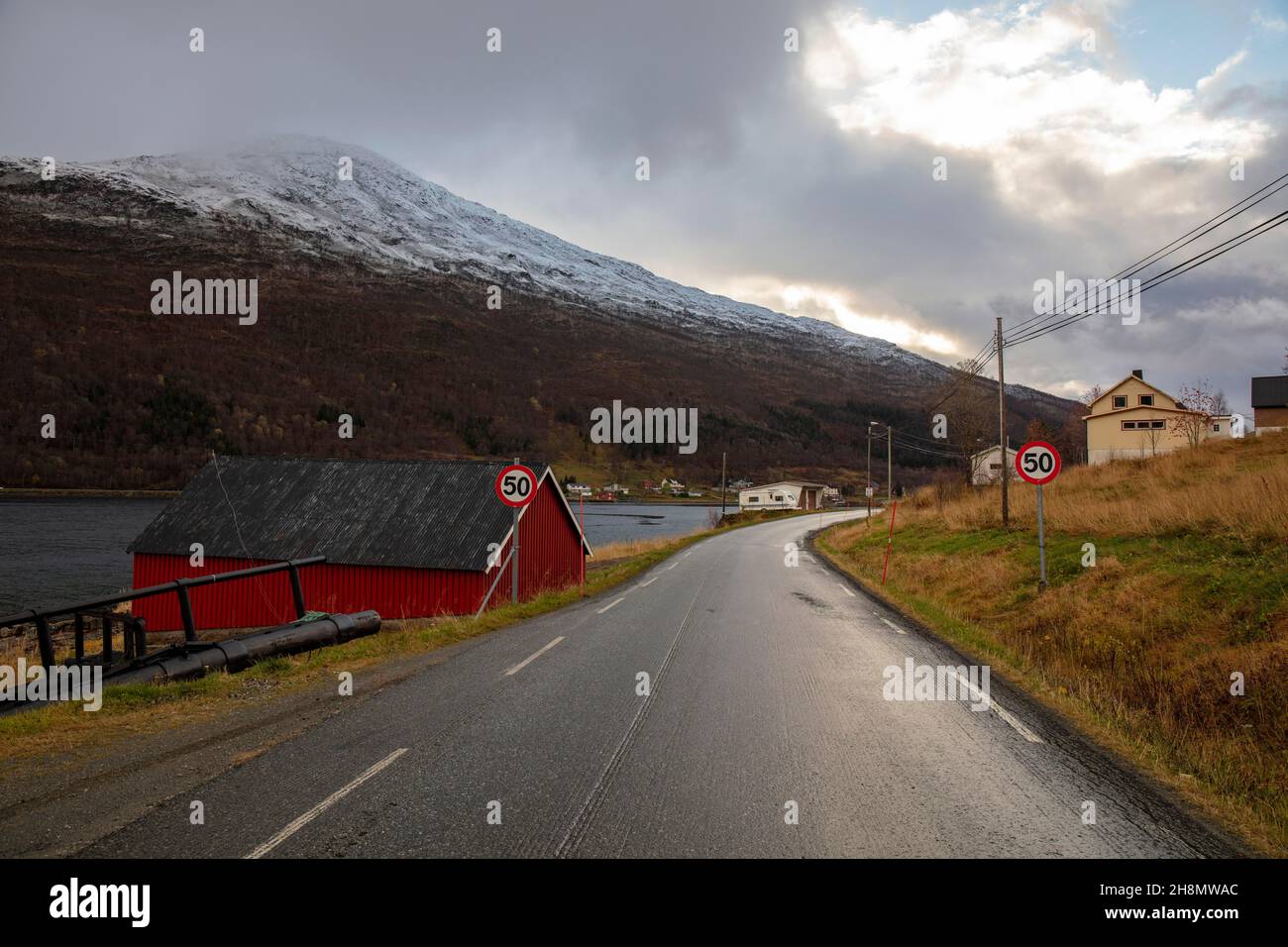 Chalet en bois rouge au bord de la route, Sjotun Brygge, Norvège Banque D'Images