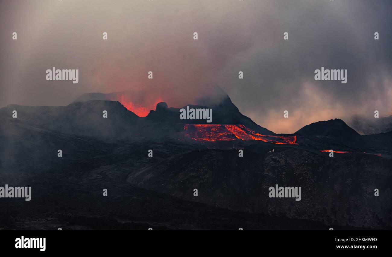 Volcan en éruption avec fontaines de lave et champ de lave, cratère avec lave en éruption et écoulement de lave, Fagralsfjall, système de volcan Krysuvik, Reykjanes Banque D'Images