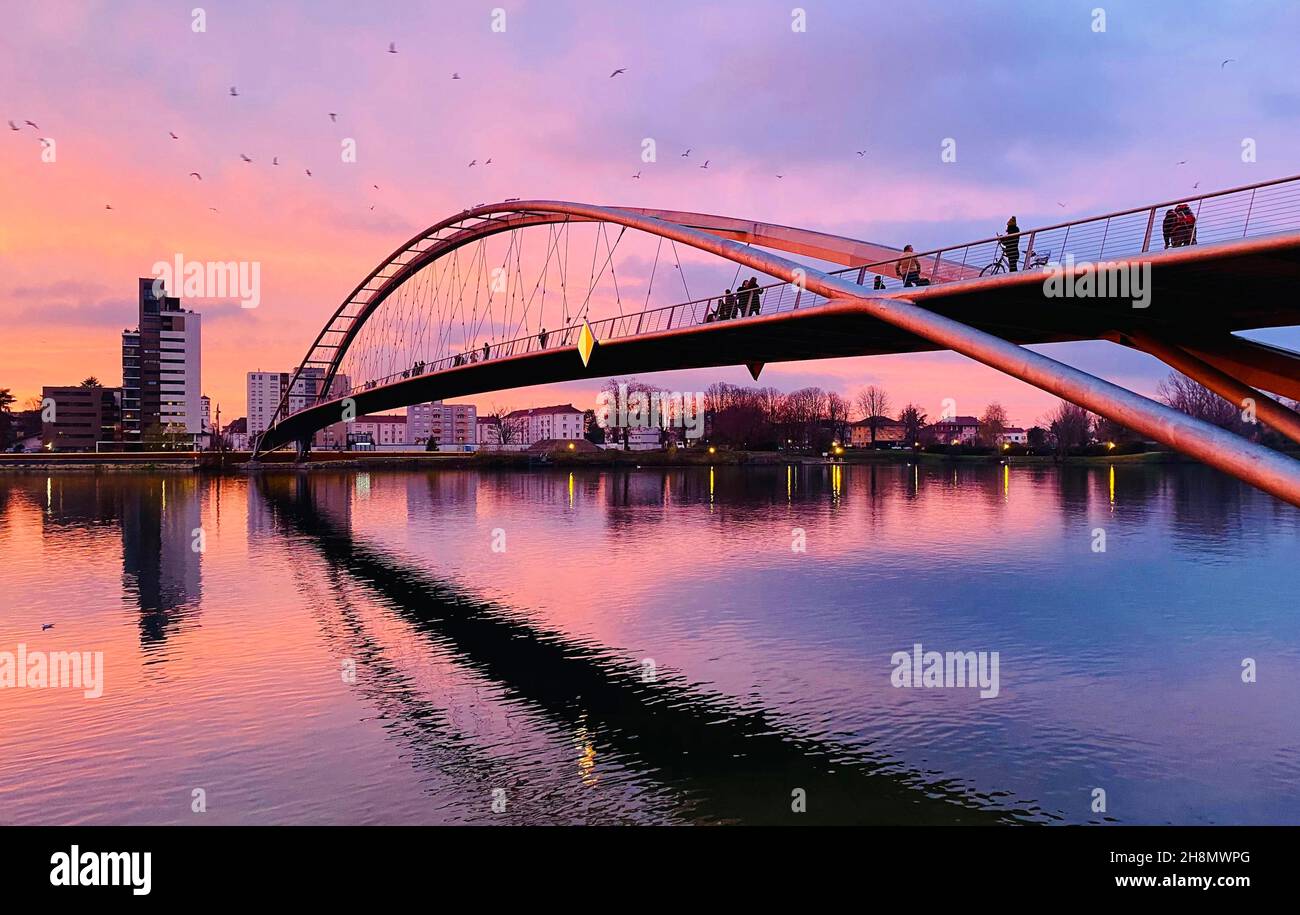 Pont de trois pays au coucher du soleil vers la France, Weil am Rhein, Allemagne Banque D'Images