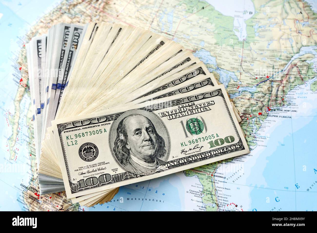 Carte de l'Amérique du Nord et des billets.Dollars américains avec la carte comme arrière-plan.Photo illustrant l'économie, les taux de change, l'inflation et la crise. Banque D'Images