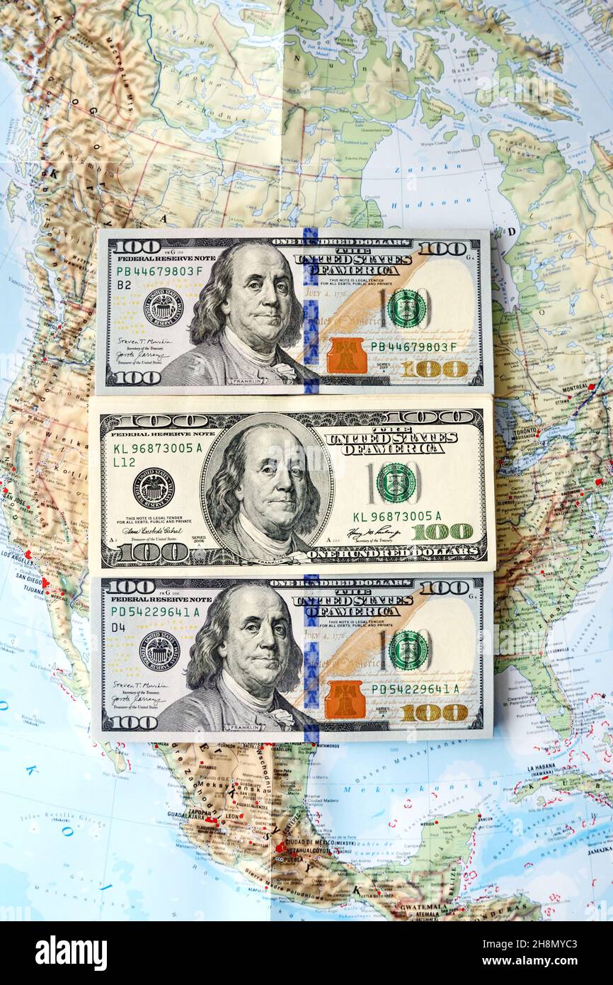 Carte de l'Amérique du Nord et des billets.Dollars américains avec la carte comme arrière-plan.Photo illustrant l'économie, les taux de change, l'inflation et la crise. Banque D'Images