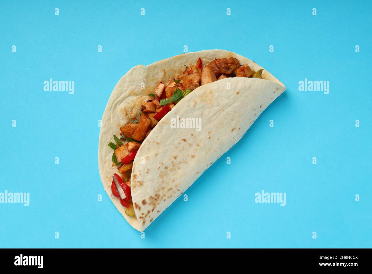 Tacos savoureux sur fond bleu, gros plan Banque D'Images