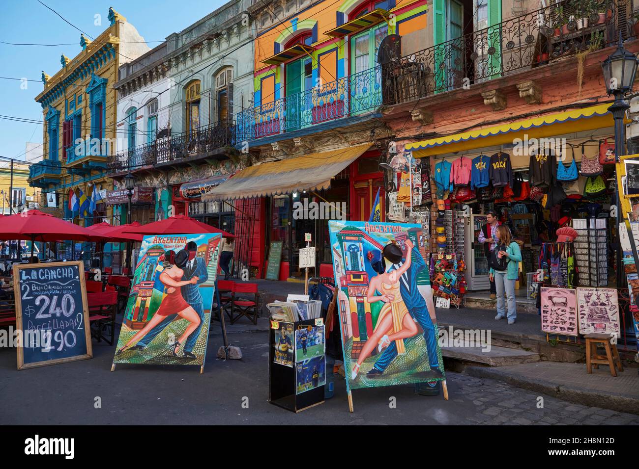 Façades de maisons colorées et affiches dans le quartier de la Boca, rue El Caminito, Buenos Aires, Argentine Banque D'Images