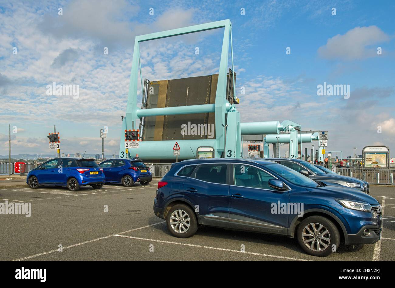 Bascule Bridge 3 levé pour permettre aux bateaux de se déplacer en dessous et en dehors de la mer ou de rentrer dans la baie de Cardiff Bay Banque D'Images