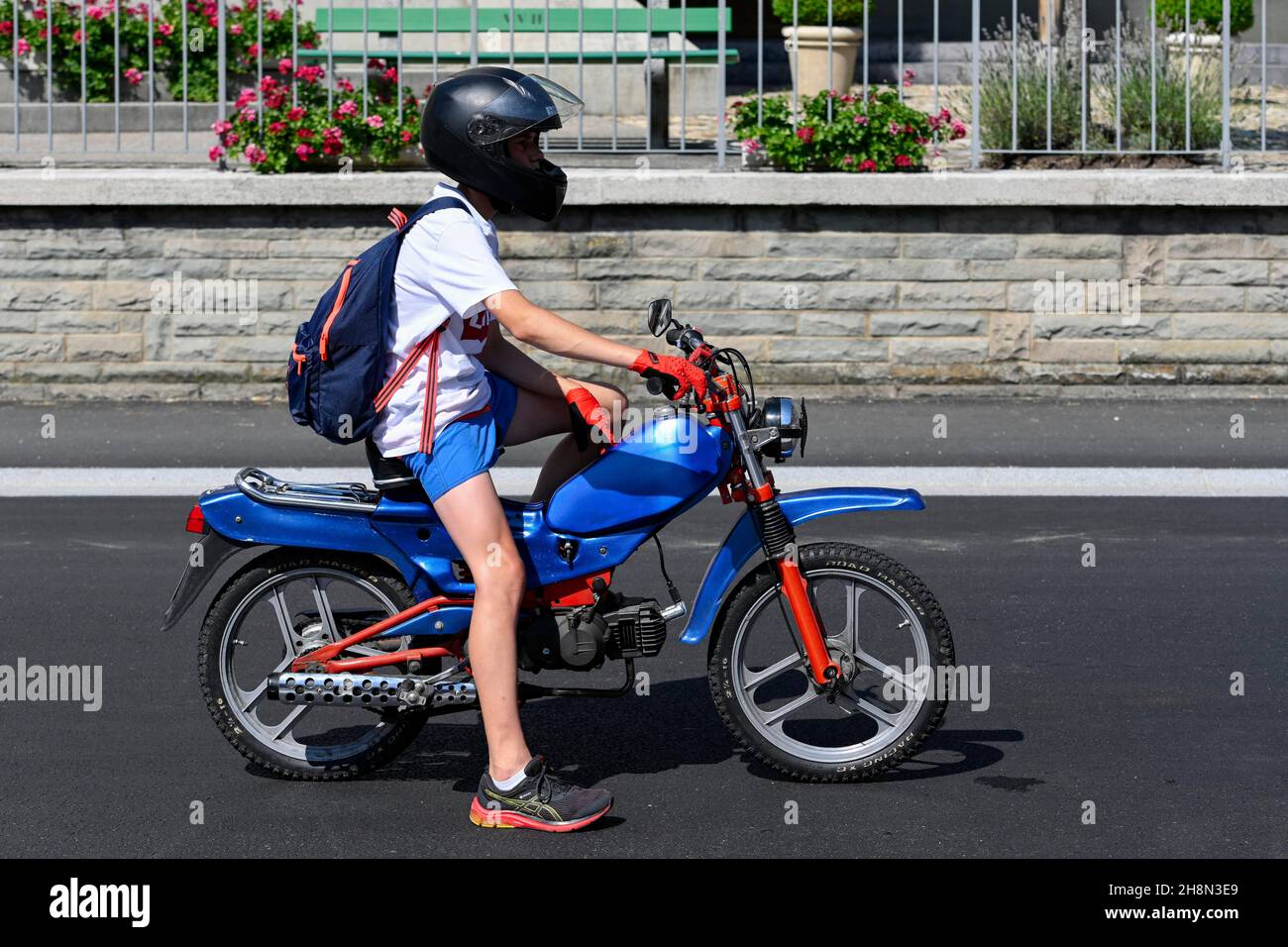 Adolescent avec un cyclomoteur réglé, Suisse Banque D'Images