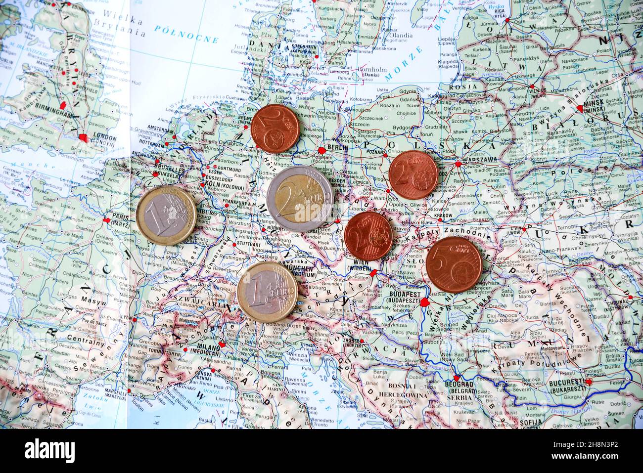 Carte de l'Europe, de l'Union européenne et des pièces de monnaie d'Euro et de Zlotych polonais.Photo illustrant le taux de change, l'économie et les fonds européens. Banque D'Images