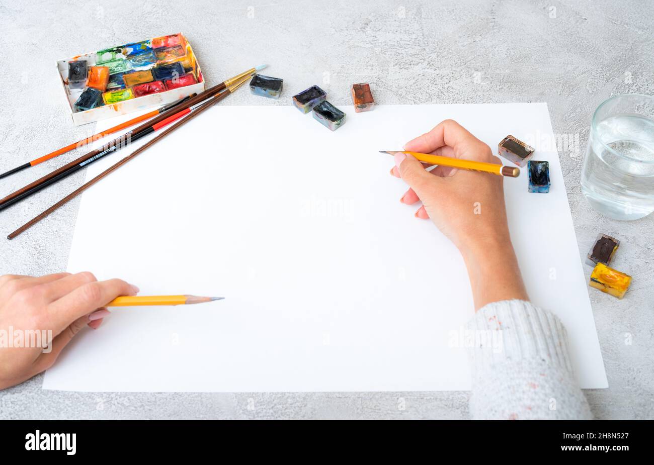 Vue de dessus du dessin des mains de fille Banque D'Images