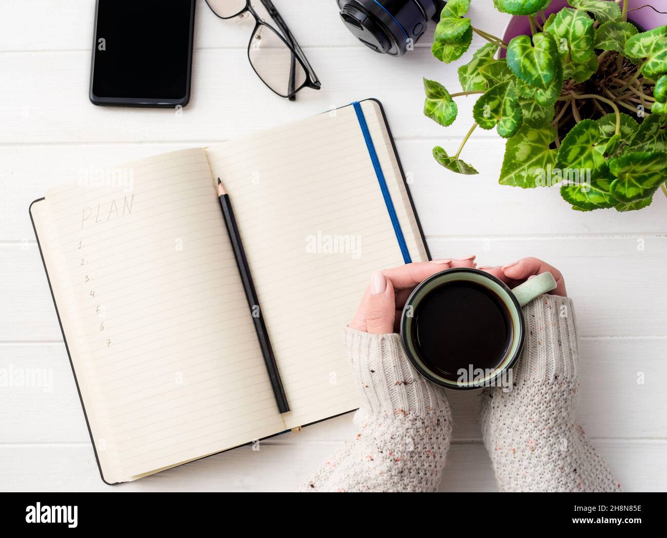 Vue de dessus de la tasse à café de la porte-fille sur le lieu de travail Banque D'Images