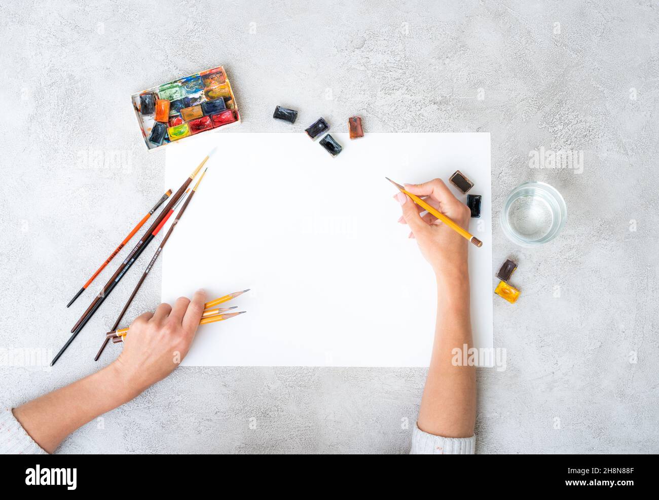 Vue de dessus du dessin des mains de fille Banque D'Images