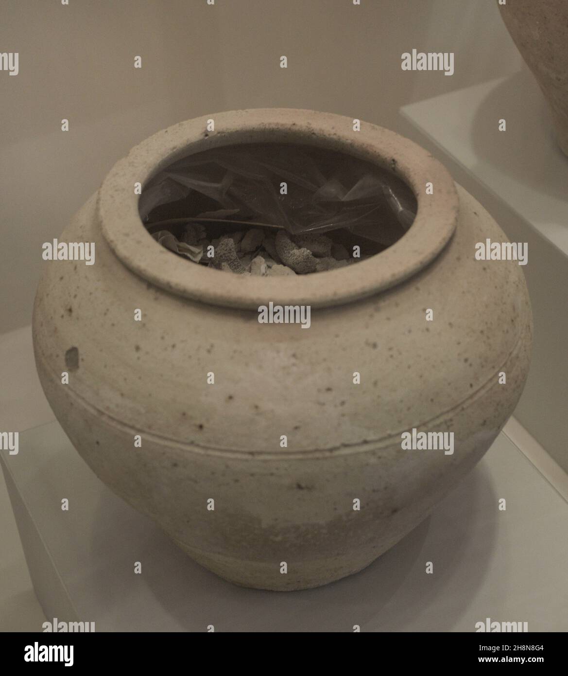 Début de la période romaine.Une urne funéraire avec des restes humains crématisés provenant d'un tombeau punique trouvé à Ta'Daxa, Ghasri, île de Gozo, Malte.Musée d'archéologie Gozo de Colombie-Britannique du 2e au 1er siècle.Cittadella de Victoria.Gozo, Malte. Banque D'Images