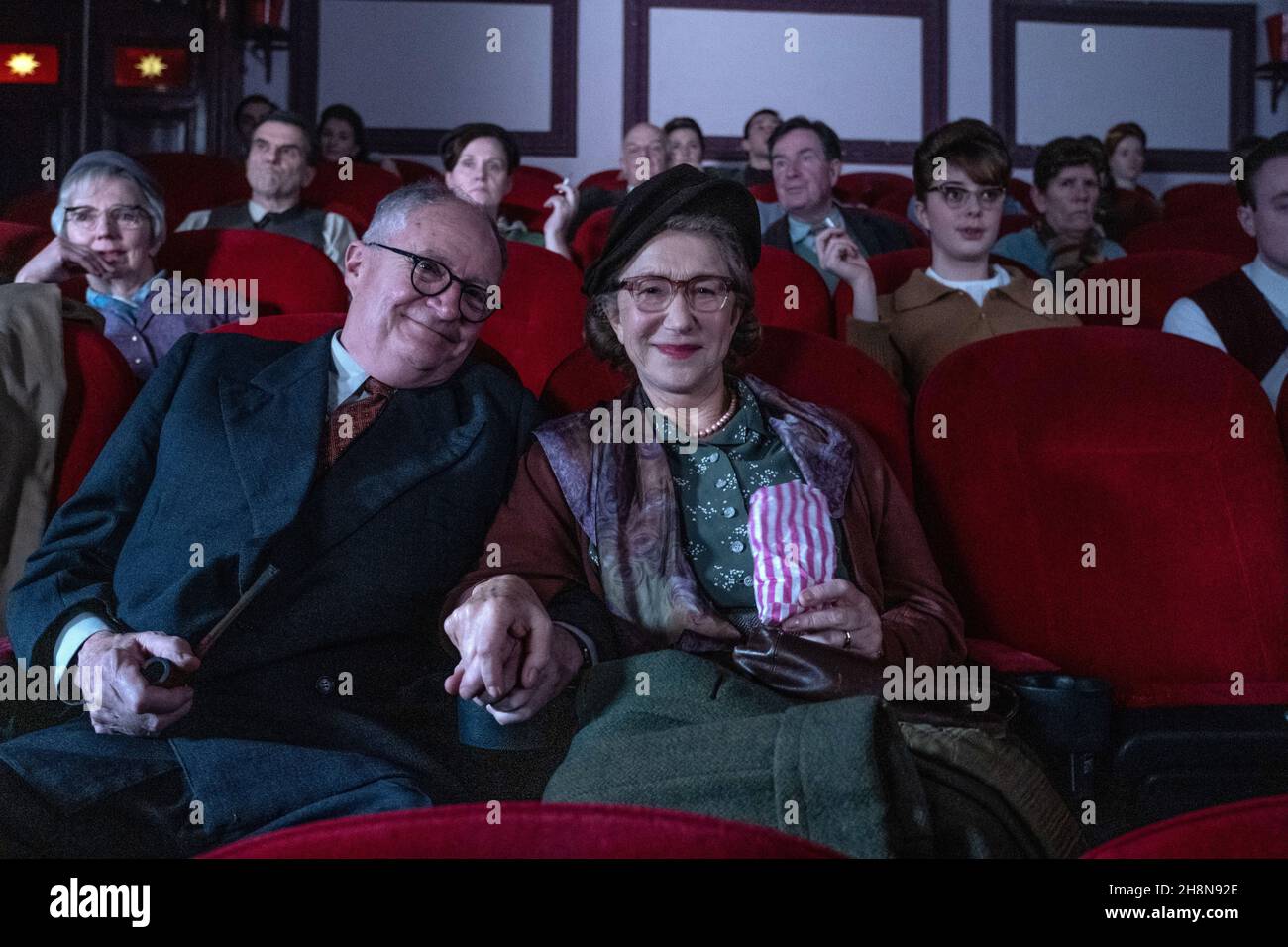 JIM BROADBENT et HELEN MIRREN dans LE DUC (2020), dirigé par ROGER MICHELL.Crédit: Neon films / Pathé / Album Banque D'Images