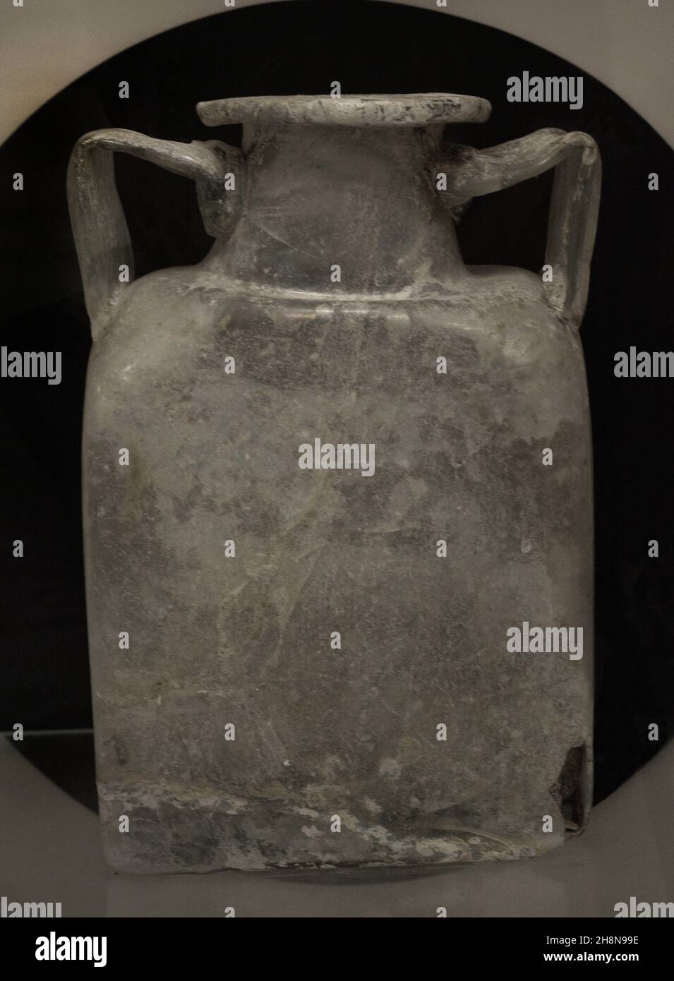 Pot en verre du 1er ou 2ème siècle AD utilisé comme une urne funéraire contenant des restes humains crématisés.Il a été trouvé vers 1800 dans la rue Vajringa à Rabat (Victoria, île Gozo, Malte), où plusieurs tombes ont été trouvées.Le site de la trouvaille faisait partie de la nécropole extra-murale de Gaulos (Gozo).Musée d'archéologie de Gozo.Cittadella de Victoria.Gozo, Malte. Banque D'Images