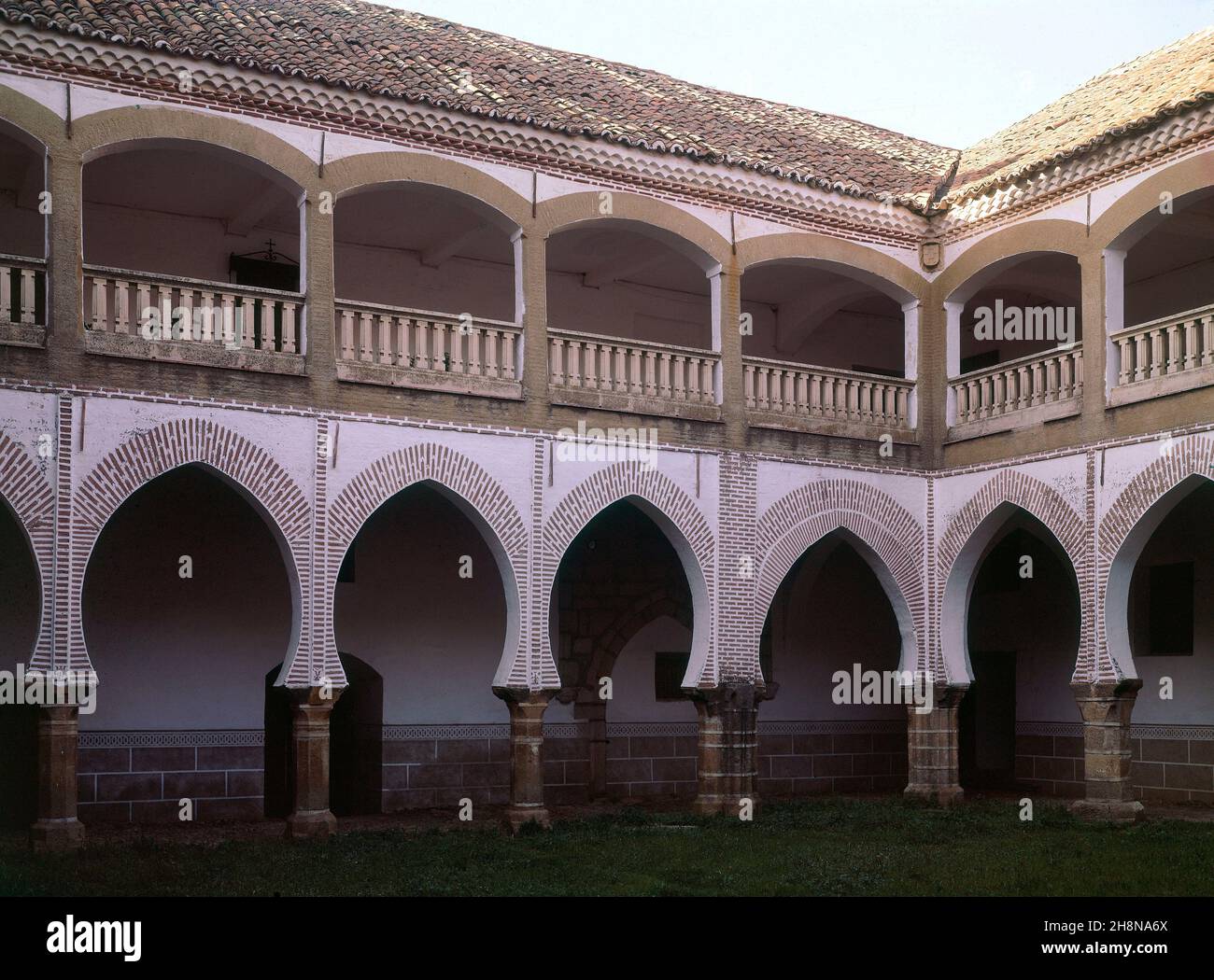 PATIO DEL PALACIO DE SOTOFERMOSO - EL PISO BAJO ES MUDEJAR DE PRINCIPES DEL SIGLO XV Y EL PISO ES ALTO RENACENTISTA DEL SIGLO XVI. Emplacement : PALACIO DE SOTOFERMOSO. ABADIA. CACERES. L'ESPAGNE. Banque D'Images