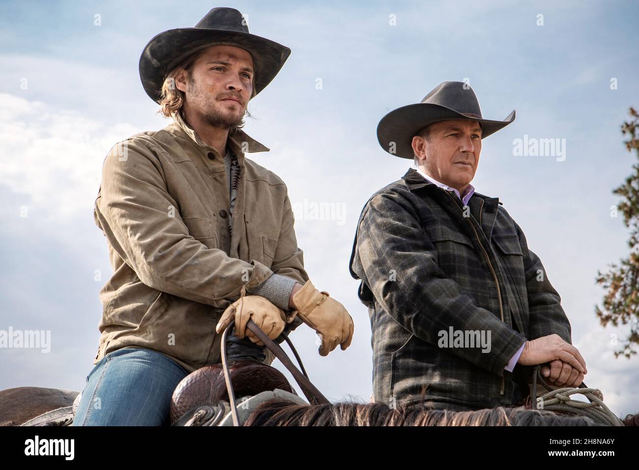 KEVIN COSTNER et LUKE GRIMES à YELLOWSTONE (2018), dirigé par GUY FERLAND, JOHN DAHL, STEPHEN T. KAY et TAYLOR SHERIDAN.Crédit: LINSON ENTERTAINMENT / Album Banque D'Images