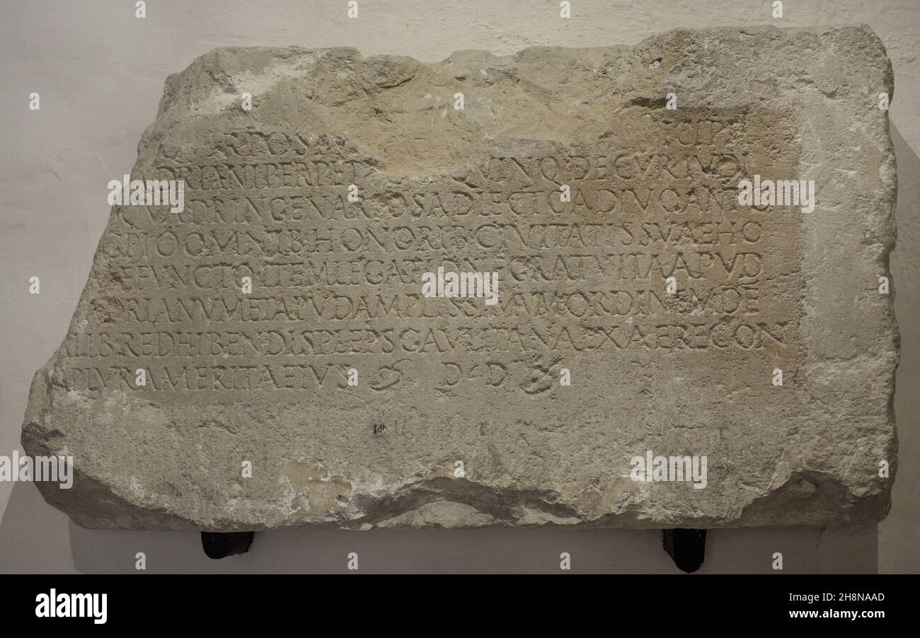 Inscription romaine avec dévouement à Caius Vallius Postumus.Provenance originale inconnue.En 1647, il était situé dans l'un des coins du cimetière de notre Dame de la victoire à Rabat (Gozo), probablement là où le couvent des Capucins est maintenant situé sur la route de Marsalforn.Deuxième moitié du 2e siècle Musée d'archéologie A.D. Gozo.Cittadella de Victoria.Gozo, Malte. Banque D'Images