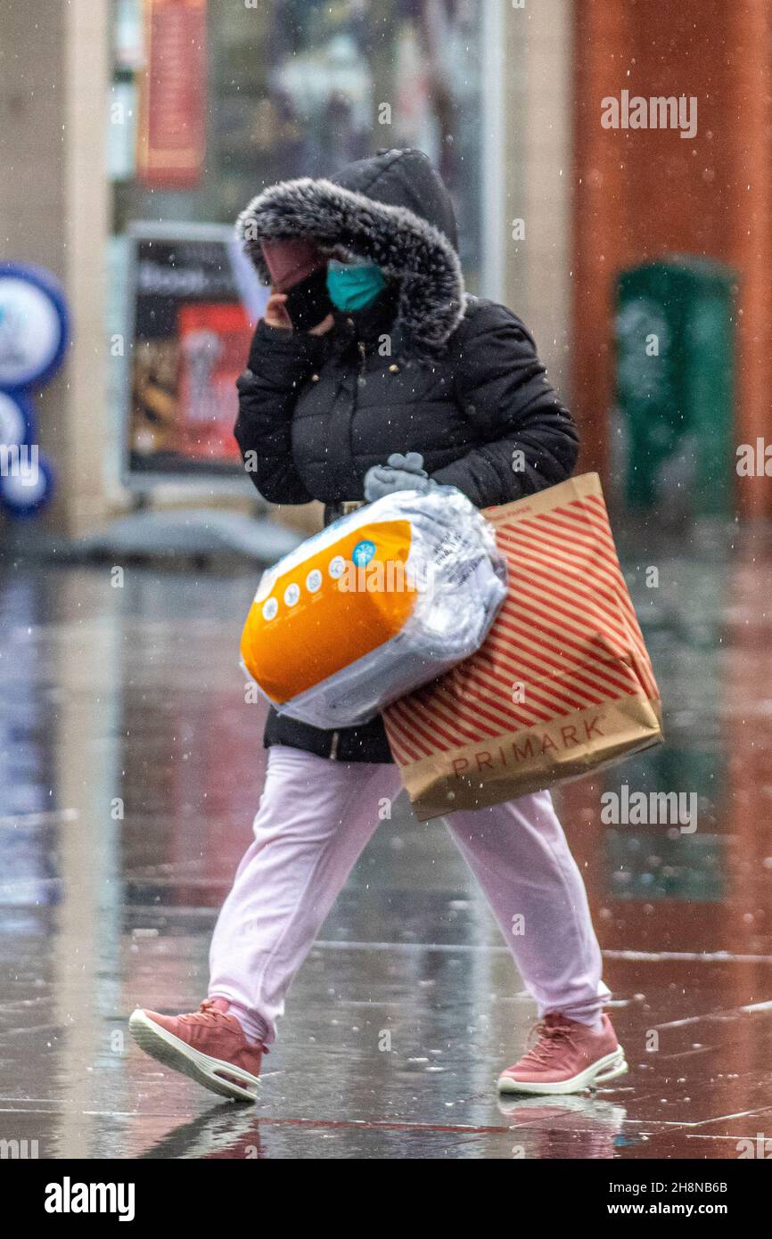 Southport, Lancashire.Météo Royaume-Uni 01 décembre 2021.Magasins de Noël, magasins de Primark lors d'une journée humide et venteuse dans le centre-ville.La pluie de ce matin se défera vers le sud, mais des vents du nord frais à modérés persisteront à ajouter un facteur de refroidissement considérable.Crédit MediaWorldImages/AlamyLiveNews Banque D'Images