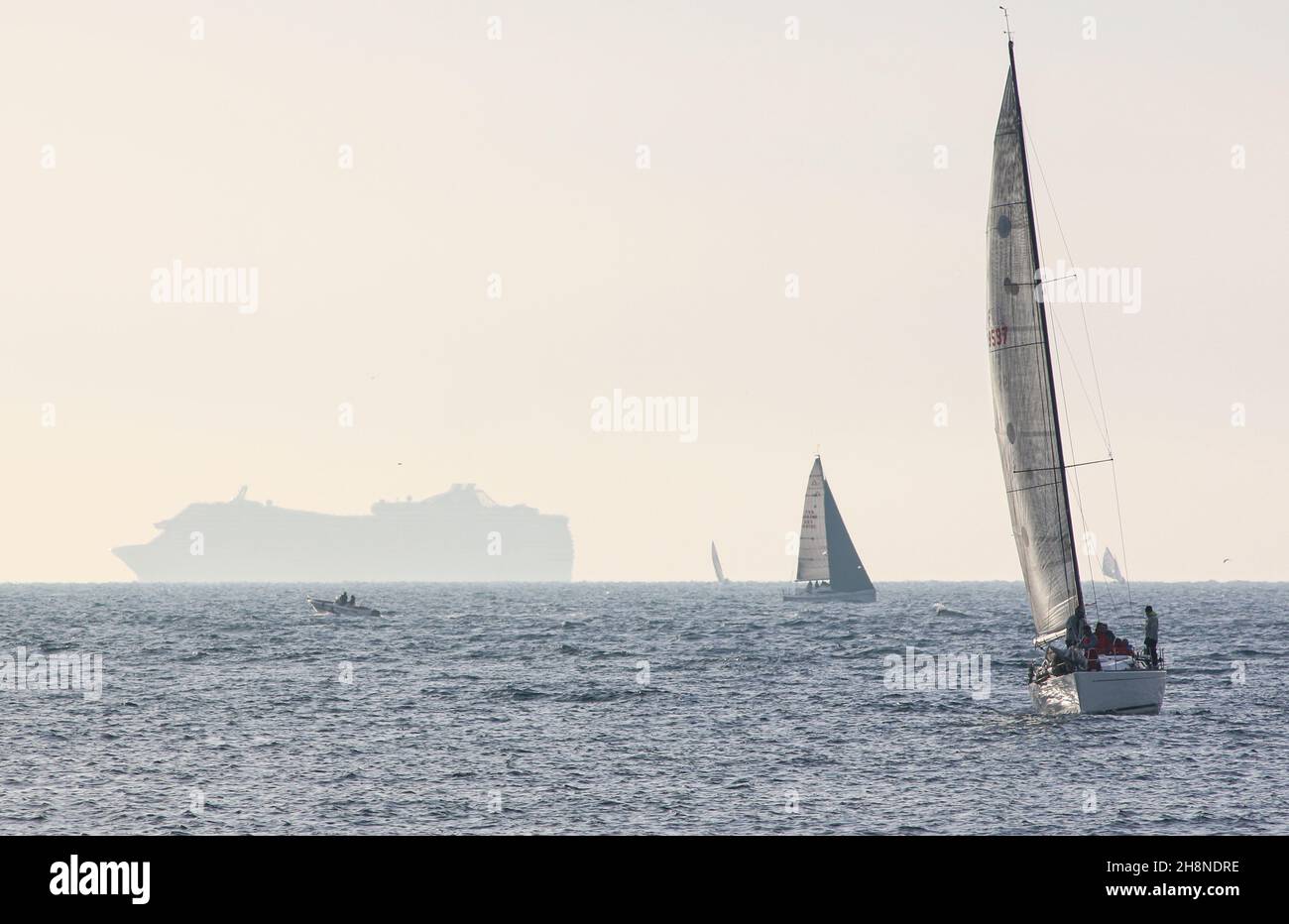 Bateaux à voile, énorme navire de croisière MSC dans la navigation, voiles, croisières industrie et marché image, voiliers, brouillard, navire de passagers géant photo image Banque D'Images