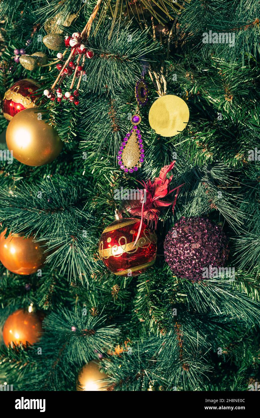 Boules de Noël accrochées à un arbre vert.Fête de Noël Banque D'Images