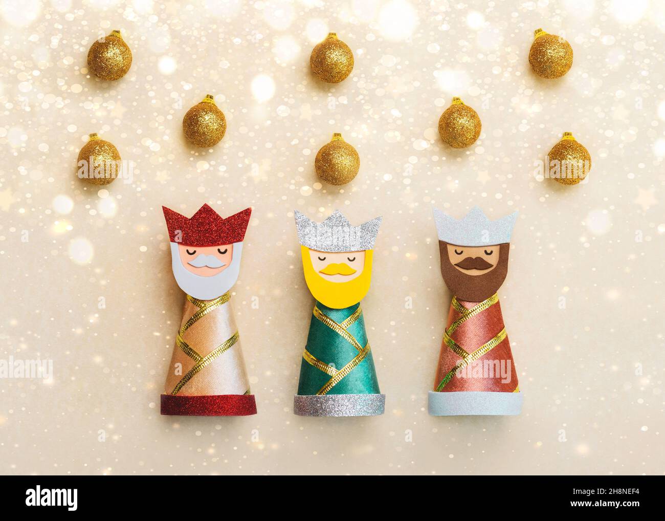 Les trois sages avec des lumières de noël sur fond beige.Concept pour la journée Dia de Reyes Magos.Trois sages Banque D'Images