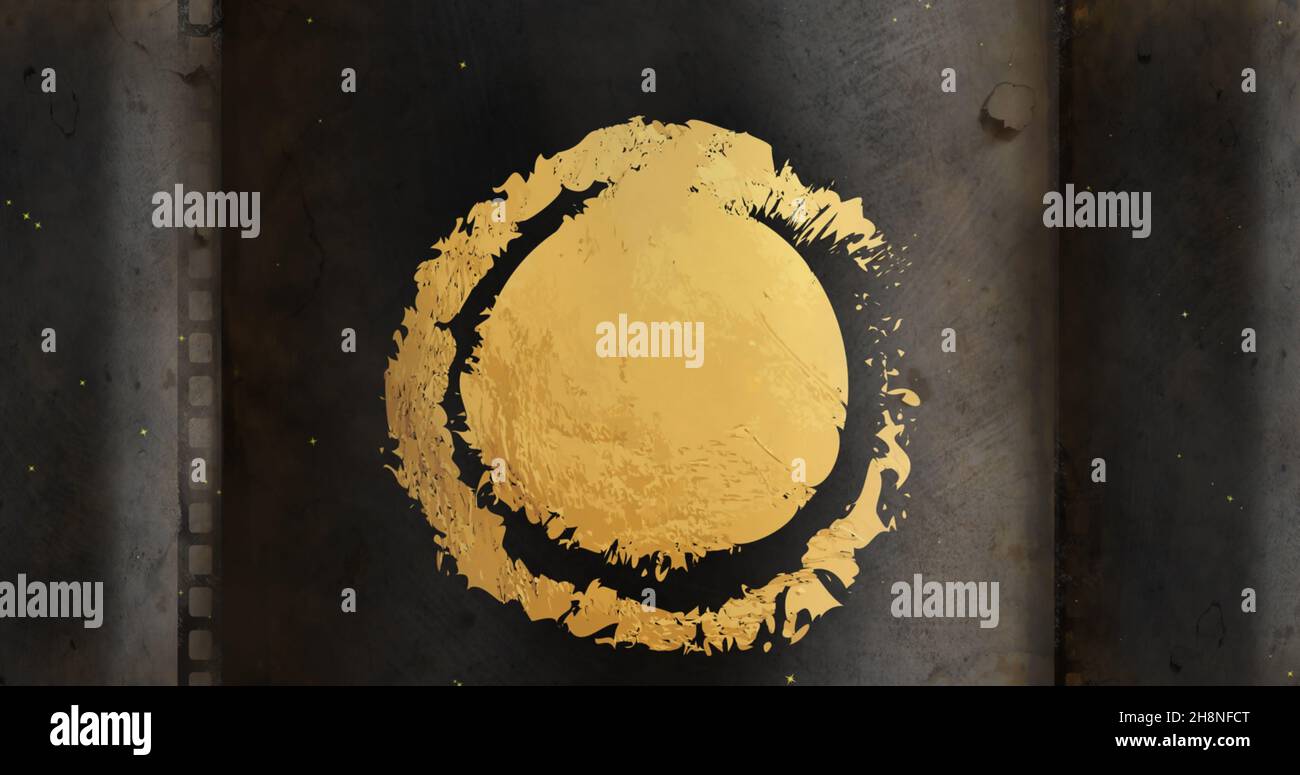 Image d'un cercle et d'un anneau en or vieilli sur fond noir avec neige tombant Banque D'Images