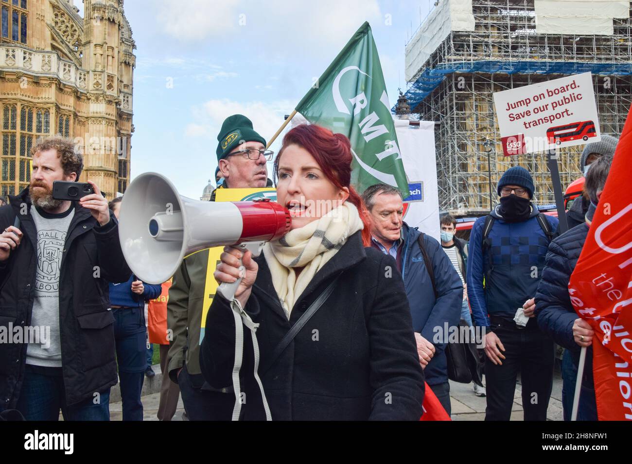 Londres, Royaume-Uni.1er décembre 2021.Louise Haigh, secrétaire d'État fantôme aux Transports et au travail, s'adresse aux manifestants.Les travailleurs des transports, les membres du syndicat et les partisans se sont rassemblés devant le Parlement pour protester contre les menaces qui pèsent sur les salaires et les retraites, et contre les menaces qui pèsent sur les services et les emplois, qui ont été imposées dans le cadre du plan de sauvetage de Transports pour Londres.Credit: Vuk Valcic / Alamy Live News Banque D'Images