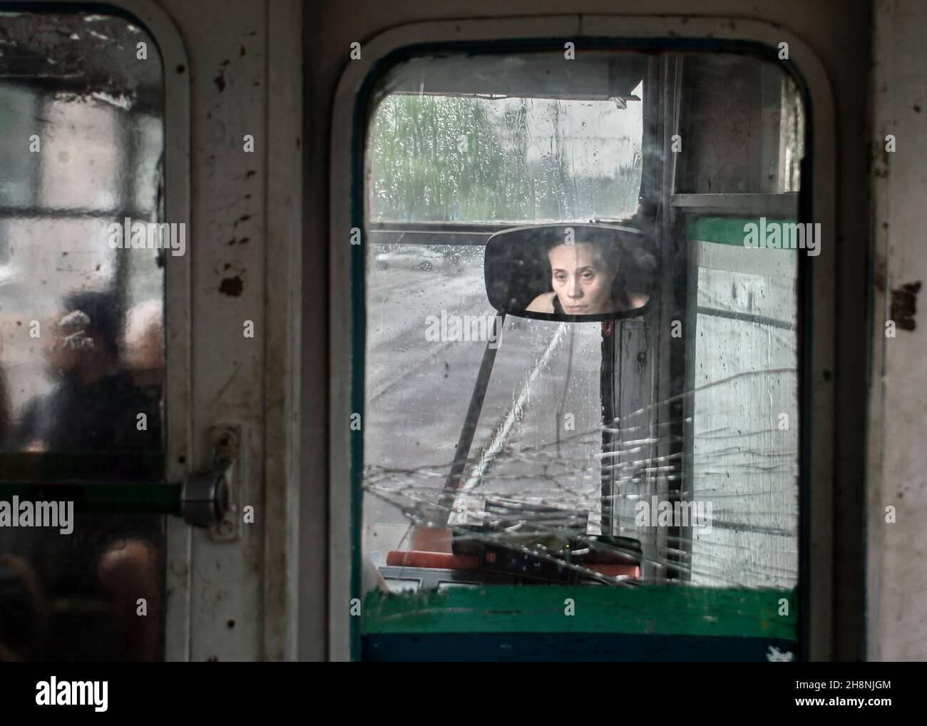 10 juin 2018, Russie, Tomsk, un portait de femme chauffeur de tram dans un miroir de vue arrière Banque D'Images