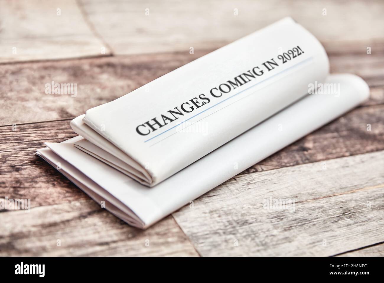 Les changements à venir en 2022 sont écrits sur la première page d'un journal plié sur une table en bois Banque D'Images