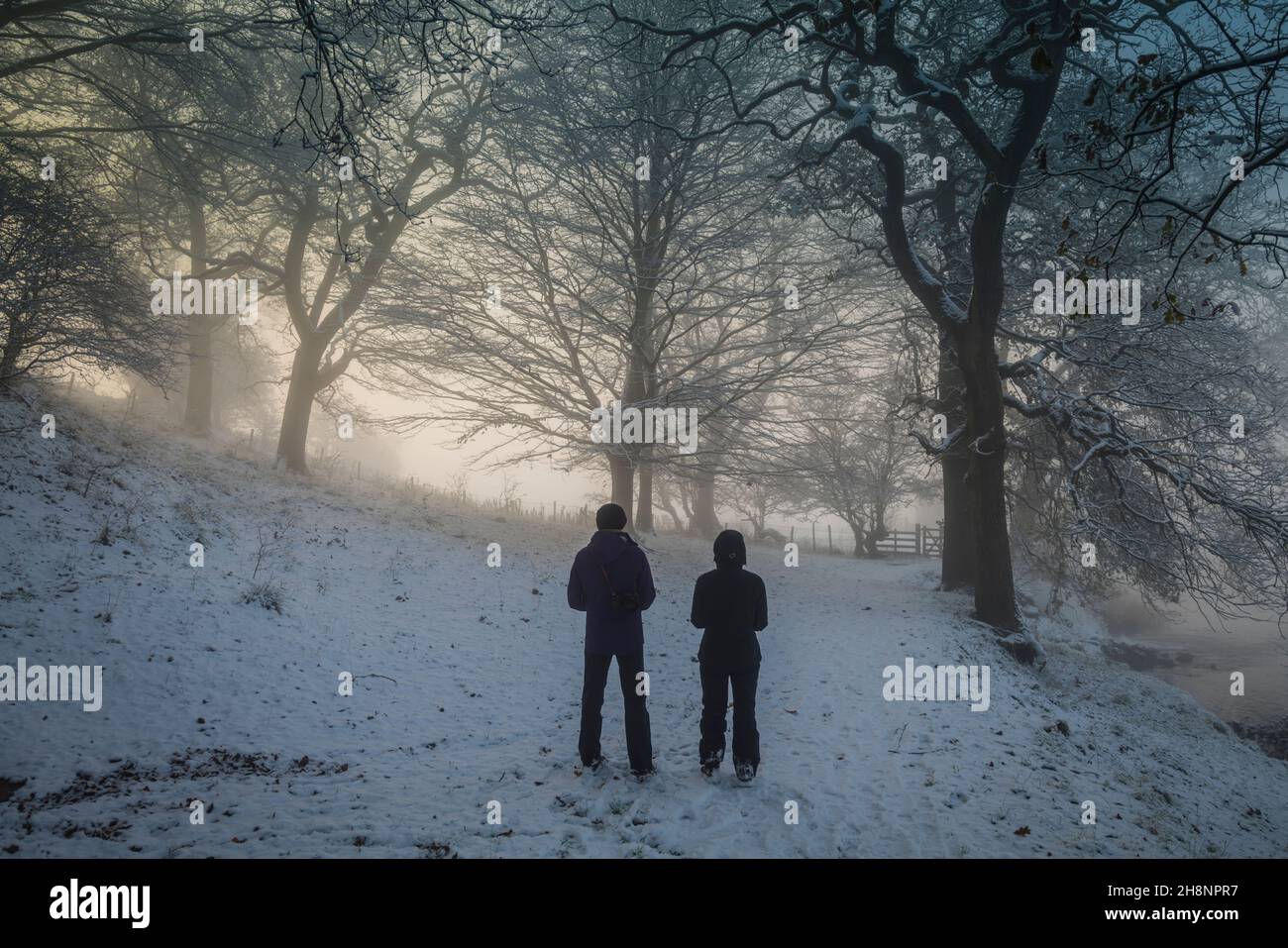 Couple marchant sur le sentier Ribble Way en hiver, Clitheroe, Ribble Valley, Lancashire, Royaume-Uni. Banque D'Images