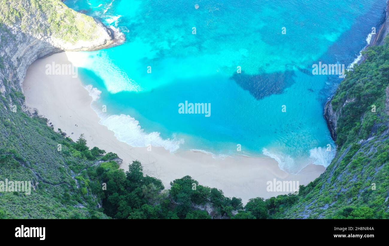 Belle plage isolée.Vue aérienne sur les vagues de l'océan turquoise à ...