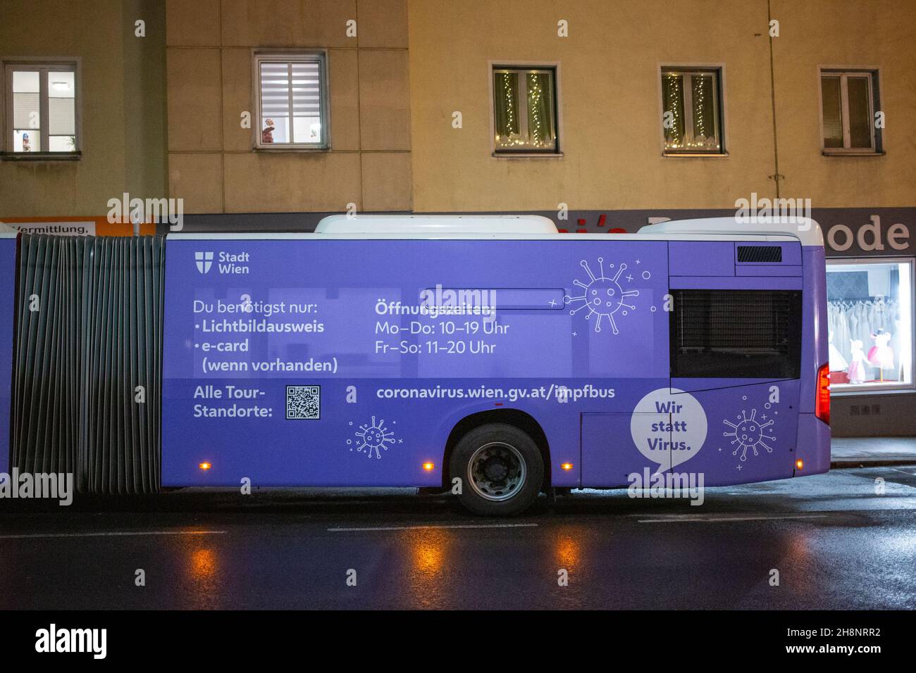 Bus de vaccination (Impfbus) pour la fourniture de doses du vaccin coronavirus (COVID-19) en tournée à Vienne, Autriche, novembre 2021 Banque D'Images