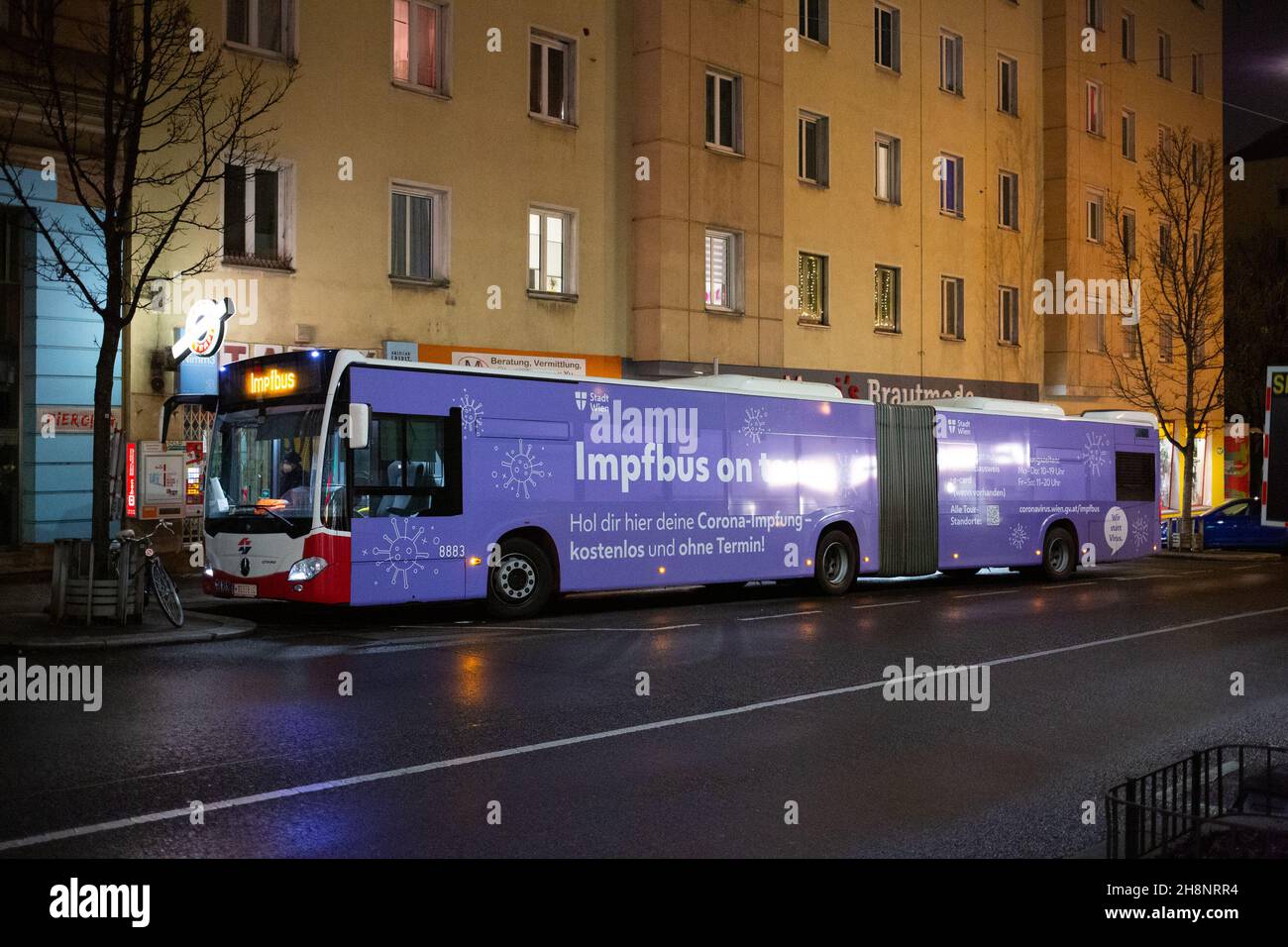 Bus de vaccination (Impfbus) pour la fourniture de doses du vaccin coronavirus (COVID-19) en tournée à Vienne, Autriche, novembre 2021 Banque D'Images