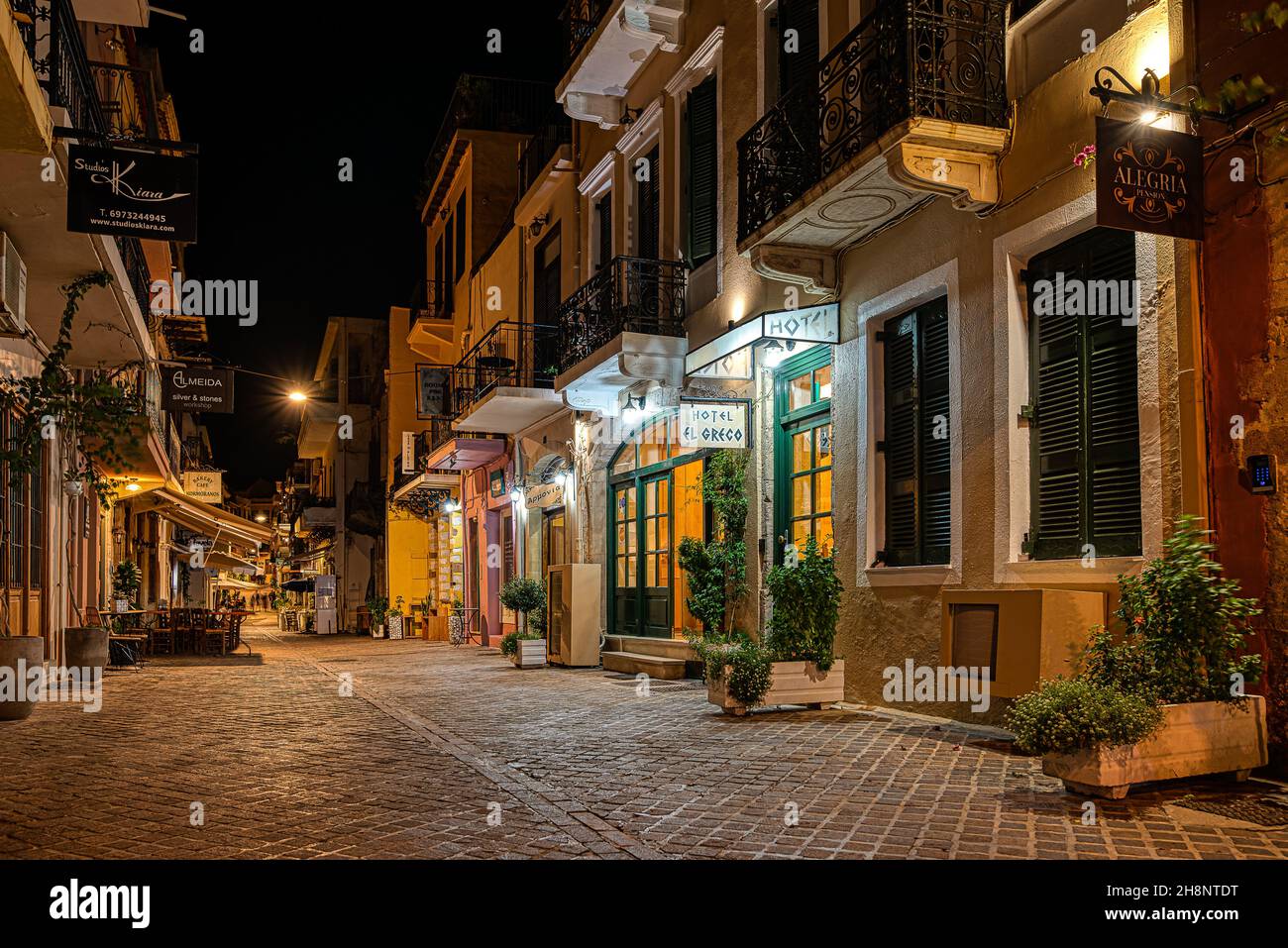 Paysage nocturne d'une rue commerçante illuminée dans la vieille ville de Chania, Ctrète, Grèce, 15 octobre 2021 Banque D'Images