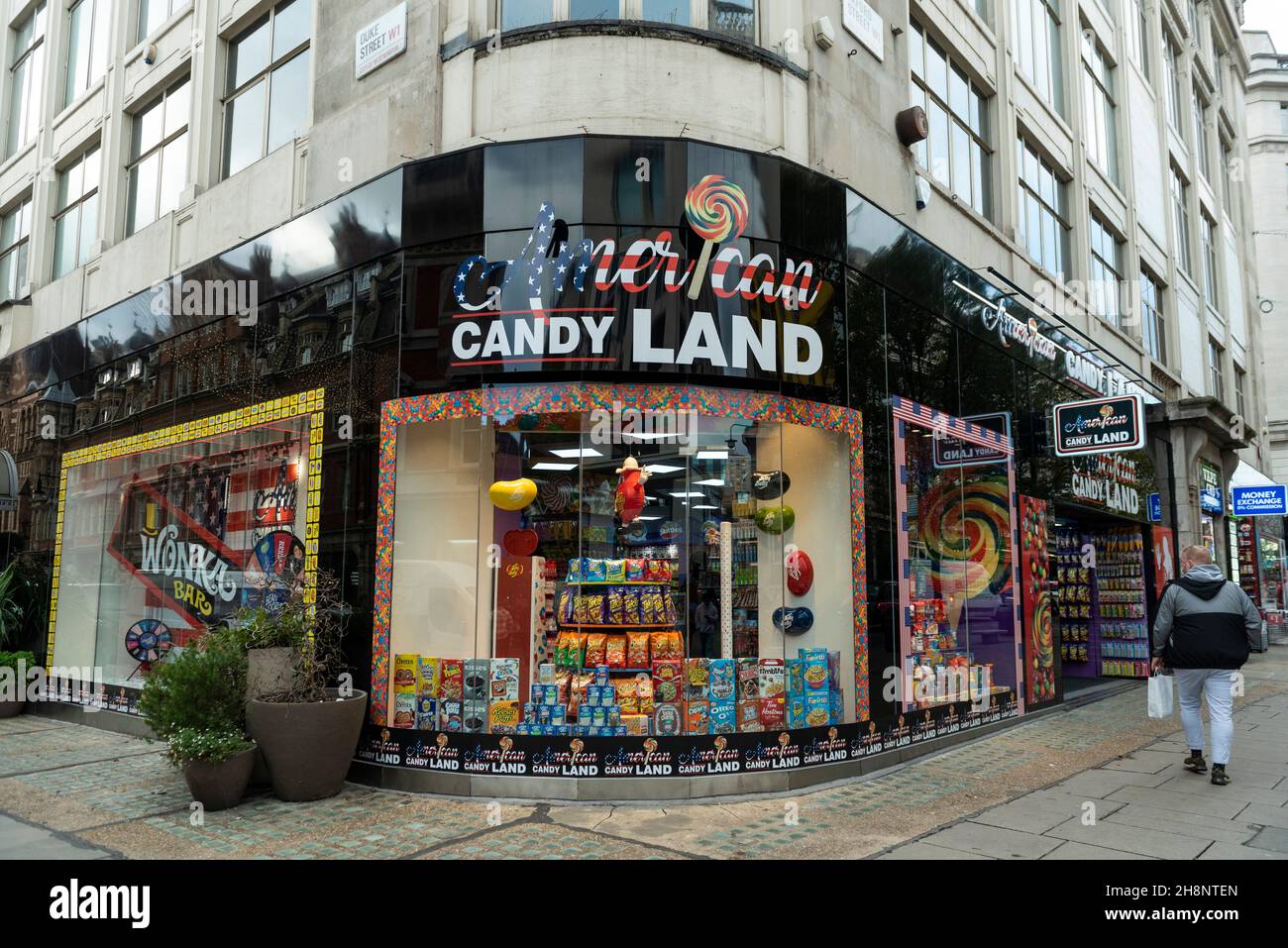 Londres, Royaume-Uni.1er décembre 2021.L'extérieur d'un magasin de « bonbons » de style américain sur Oxford Street.Le groupe de campagne action sur le sucre a exprimé sa préoccupation que l'augmentation du nombre de ces magasins ouvrant au Royaume-Uni, souvent dans les zones économiquement défavorisées, donnera lieu à une augmentation de l'obésité infantile et de la carie dentaire telle est la teneur en sucre dans les produits.Les magasins occupent des espaces occupés auparavant par des boutiques de mode ou des magasins d'électricité qui ont fermé en raison de la pandémie et qui ont bénéficié d'une baisse des loyers.Credit: Stephen Chung / Alamy Live News Banque D'Images