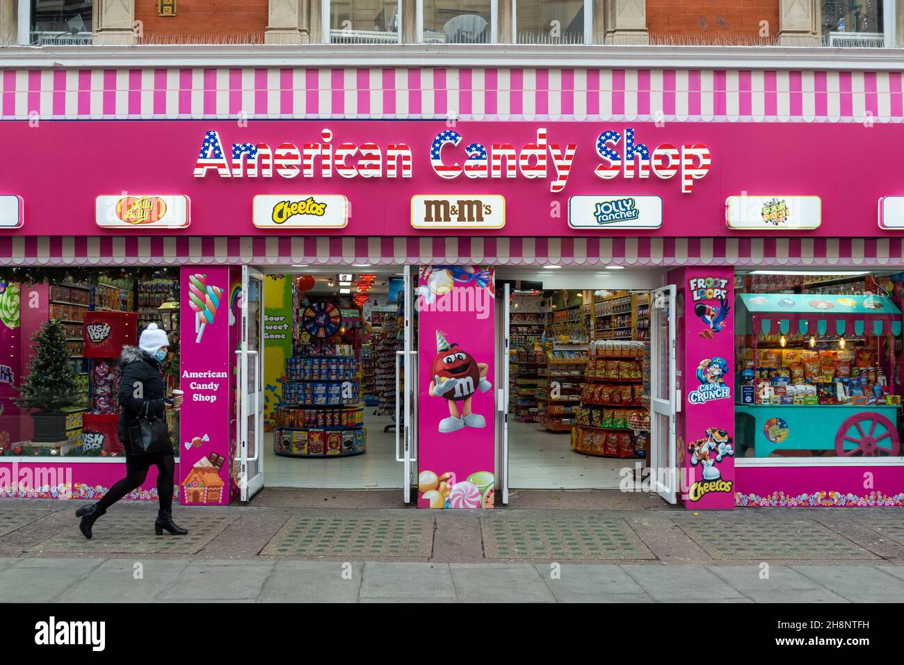 Londres, Royaume-Uni.1er décembre 2021.L'extérieur d'un magasin de « bonbons » de style américain sur Oxford Street.Le groupe de campagne action sur le sucre a exprimé sa préoccupation que l'augmentation du nombre de ces magasins ouvrant au Royaume-Uni, souvent dans les zones économiquement défavorisées, donnera lieu à une augmentation de l'obésité infantile et de la carie dentaire telle est la teneur en sucre dans les produits.Les magasins occupent des espaces occupés auparavant par des boutiques de mode ou des magasins d'électricité qui ont fermé en raison de la pandémie et qui ont bénéficié d'une baisse des loyers.Credit: Stephen Chung / Alamy Live News Banque D'Images