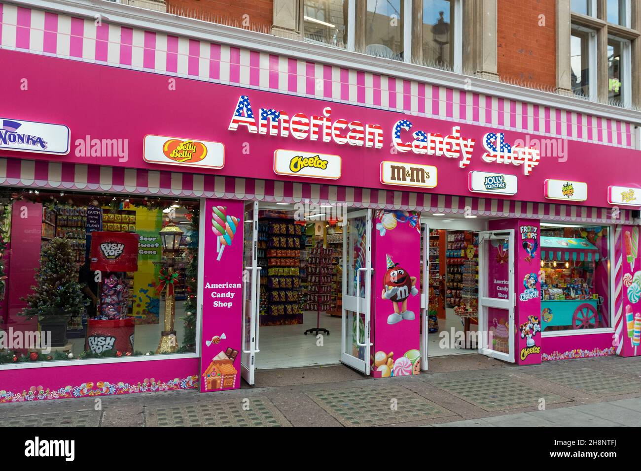 Londres, Royaume-Uni.1er décembre 2021.L'extérieur d'un magasin de « bonbons » de style américain sur Oxford Street.Le groupe de campagne action sur le sucre a exprimé sa préoccupation que l'augmentation du nombre de ces magasins ouvrant au Royaume-Uni, souvent dans les zones économiquement défavorisées, donnera lieu à une augmentation de l'obésité infantile et de la carie dentaire telle est la teneur en sucre dans les produits.Les magasins occupent des espaces occupés auparavant par des boutiques de mode ou des magasins d'électricité qui ont fermé en raison de la pandémie et qui ont bénéficié d'une baisse des loyers.Credit: Stephen Chung / Alamy Live News Banque D'Images