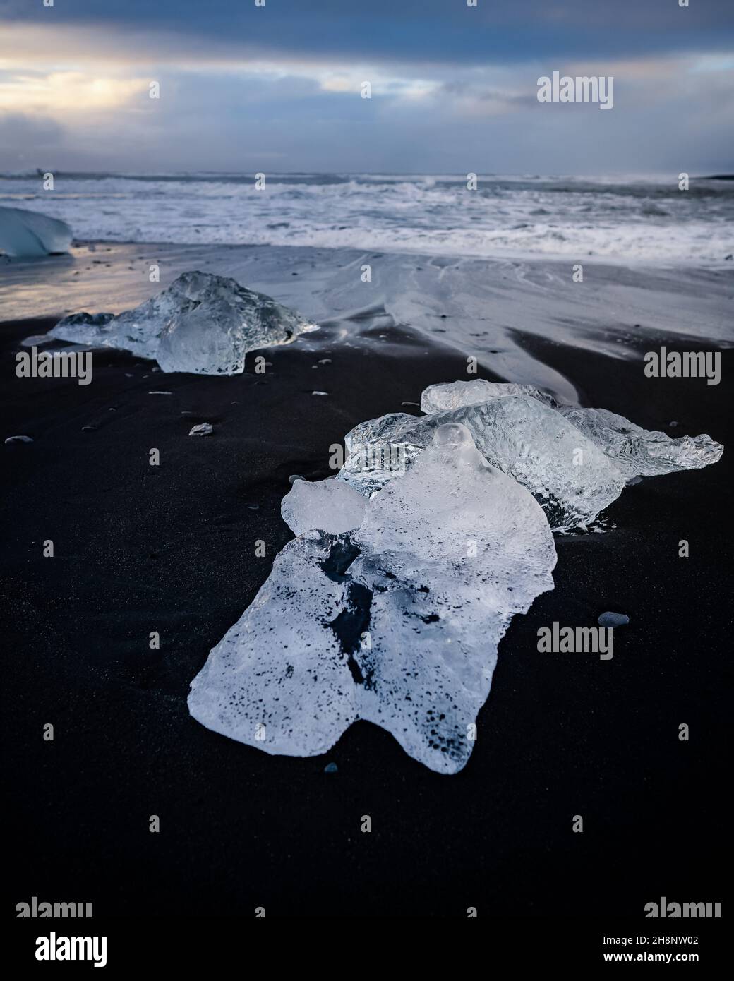 Un gros plan sur une structure de glace, sur la plage de sable noir en Islande, plage de diamants. Banque D'Images
