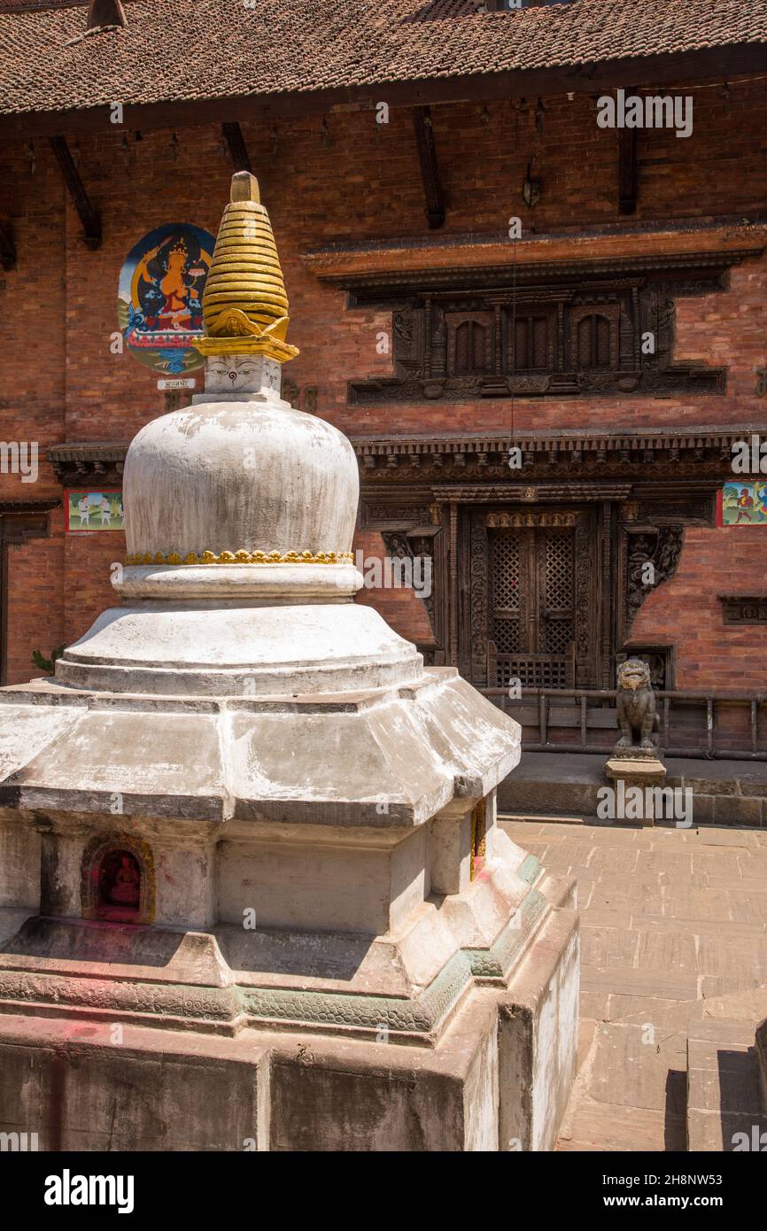Un mandala en pierre dans la cour intérieure du Tadhuchen Bahal dans la ville médiévale de Nebari, Bhaktapur, Népal. Banque D'Images